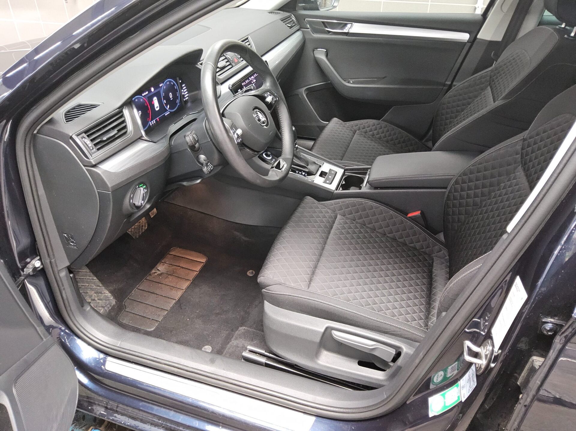 Skoda Superb Kombi 2.0 TDI Ambition Navi LED vc PDC 8