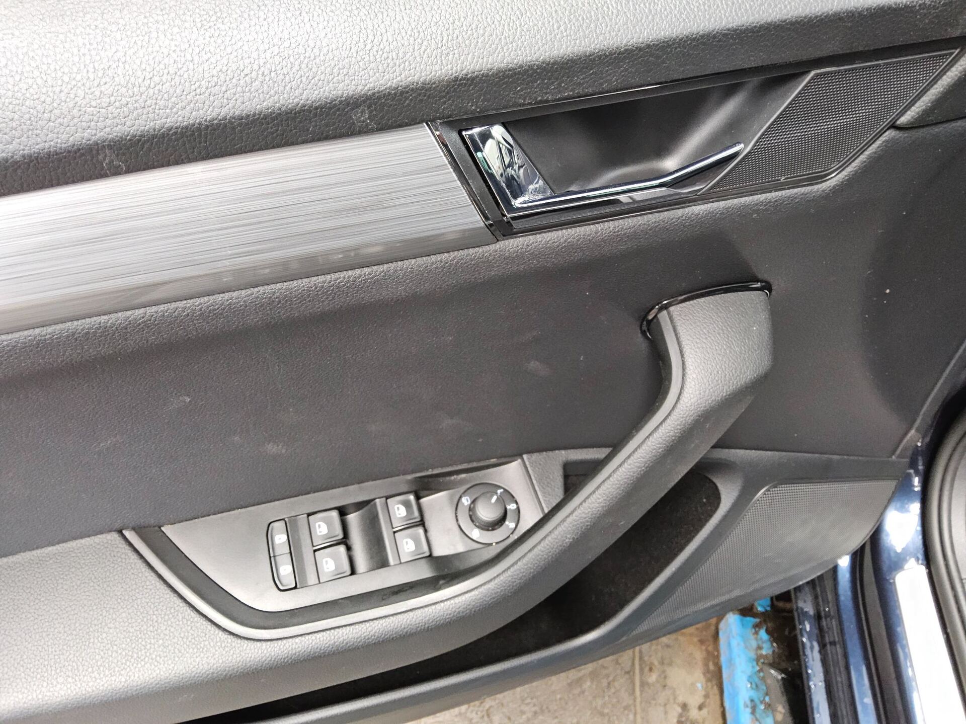 Skoda Superb Kombi 2.0 TDI Ambition Navi LED vc PDC 9