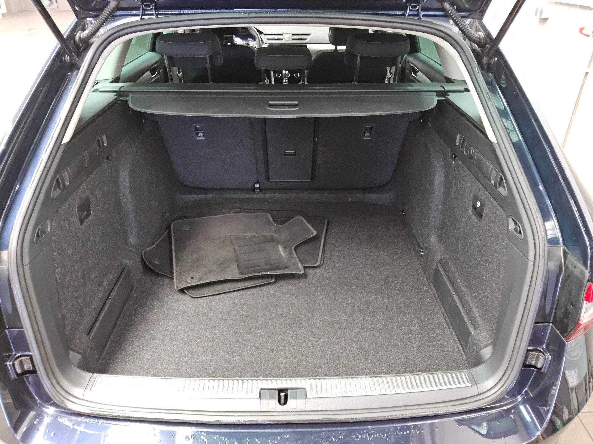 Skoda Superb Kombi 2.0 TDI Ambition Navi LED vc PDC 12