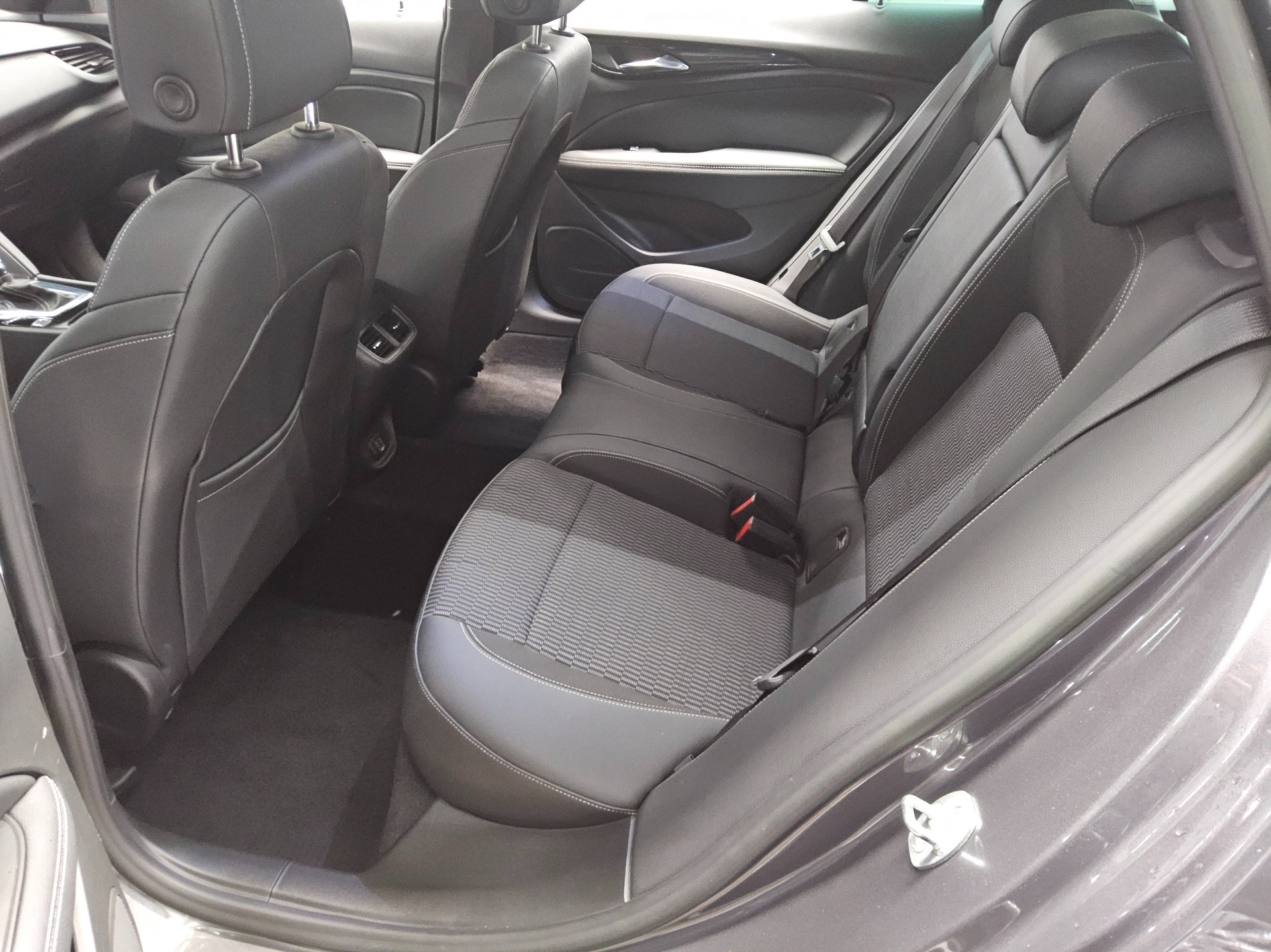 Opel Insignia ST 2.0 CDTI Business Ed. Navi HuD AHK 12