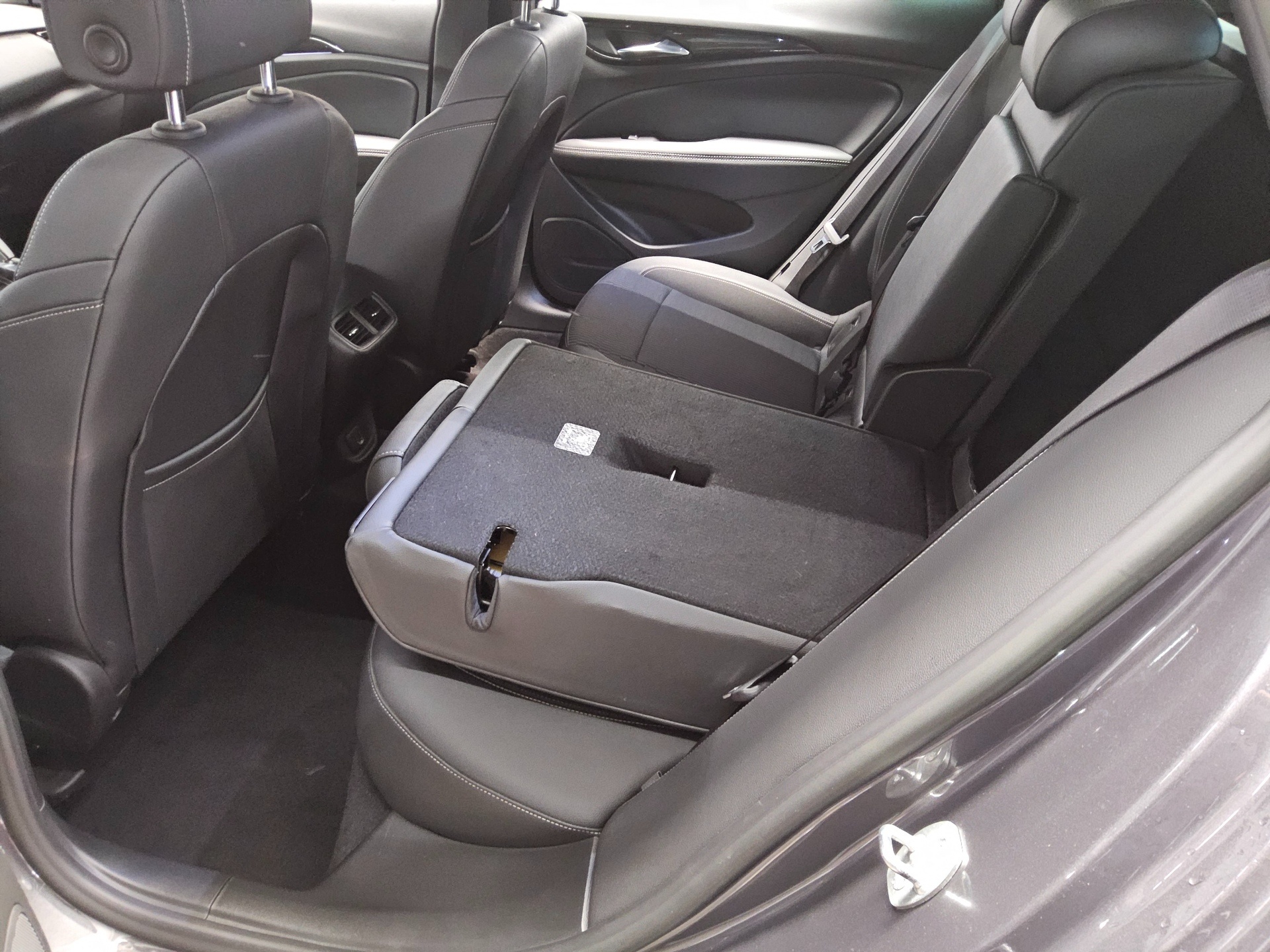 Opel Insignia ST 2.0 CDTI Business Ed. Navi HuD AHK 13