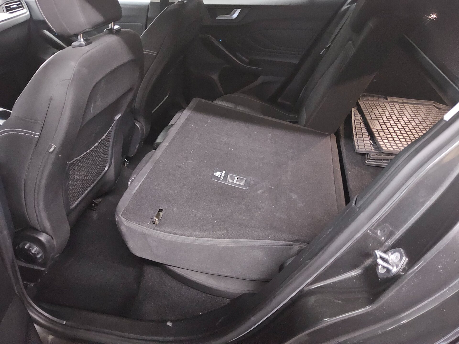 Ford Focus Turnier 1.5 EB Titanium NAVI KLIMAAUT LED SPORTSITZE SHZ 12
