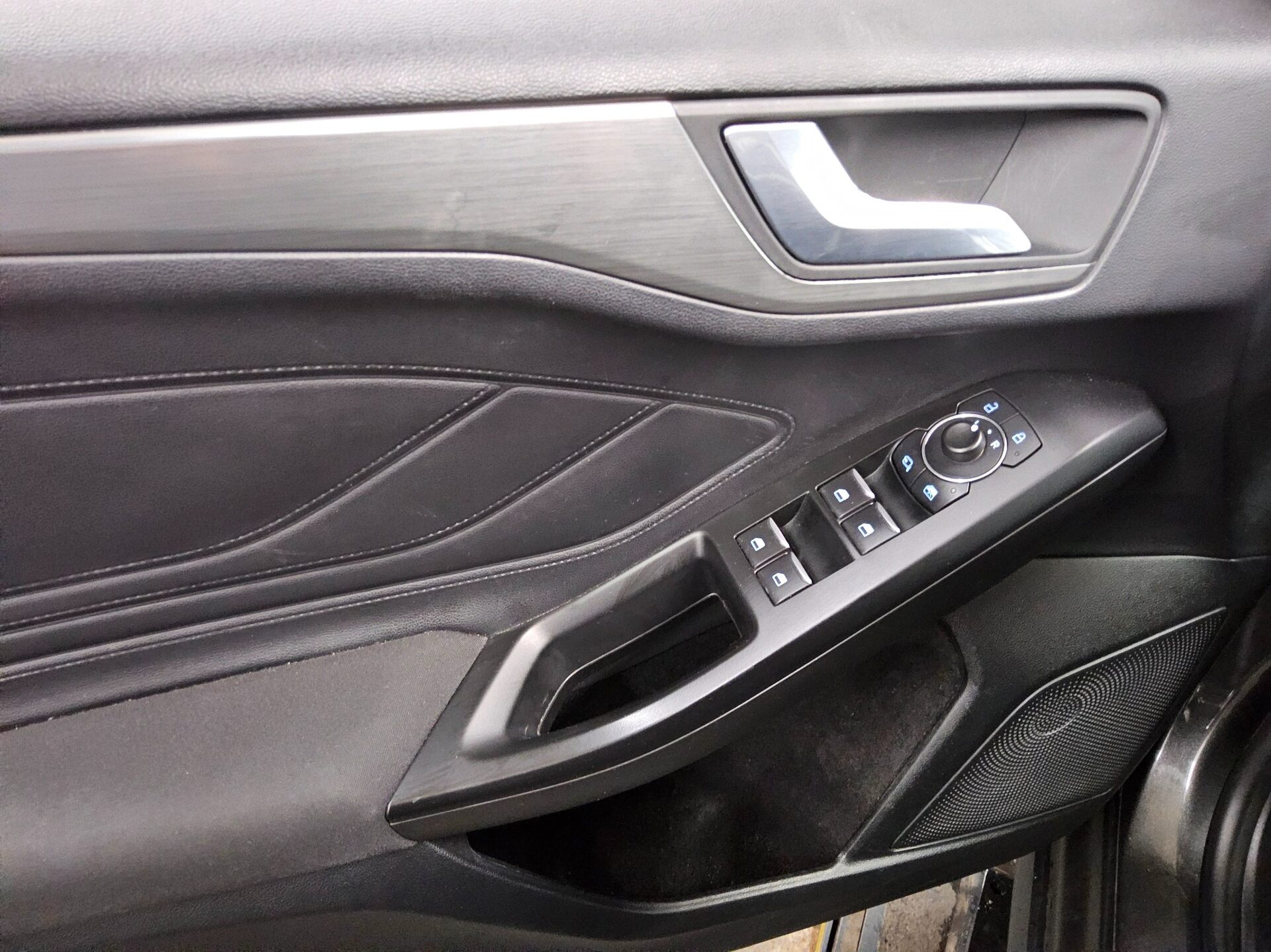 Ford Focus Turnier 1.5 EB Titanium NAVI KLIMAAUT LED SPORTSITZE SHZ 9