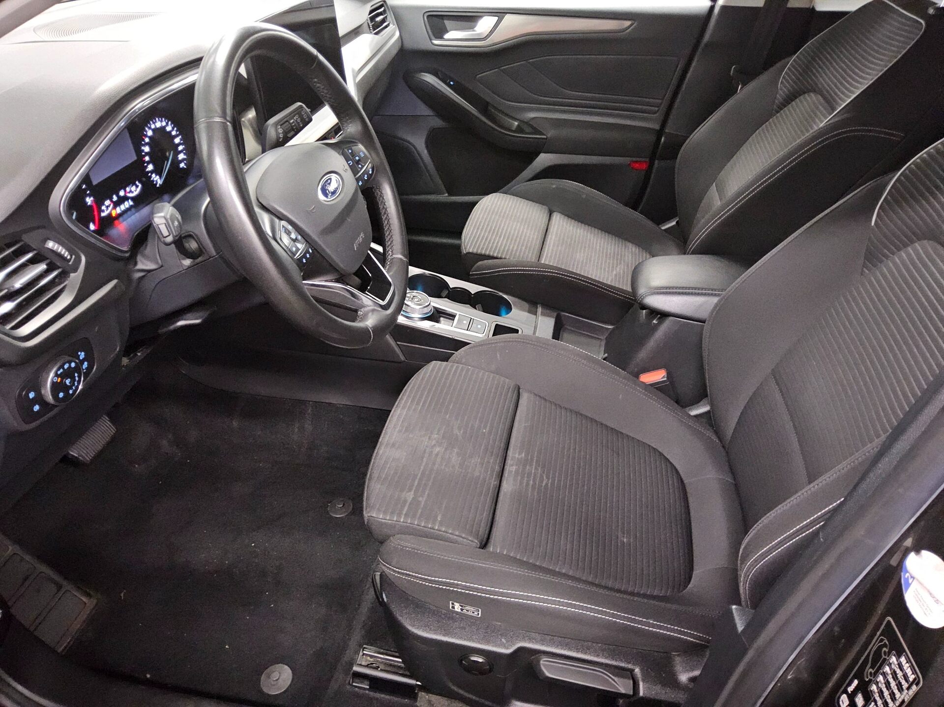 Ford Focus Turnier 1.5 EB Titanium NAVI KLIMAAUT LED SPORTSITZE SHZ 8