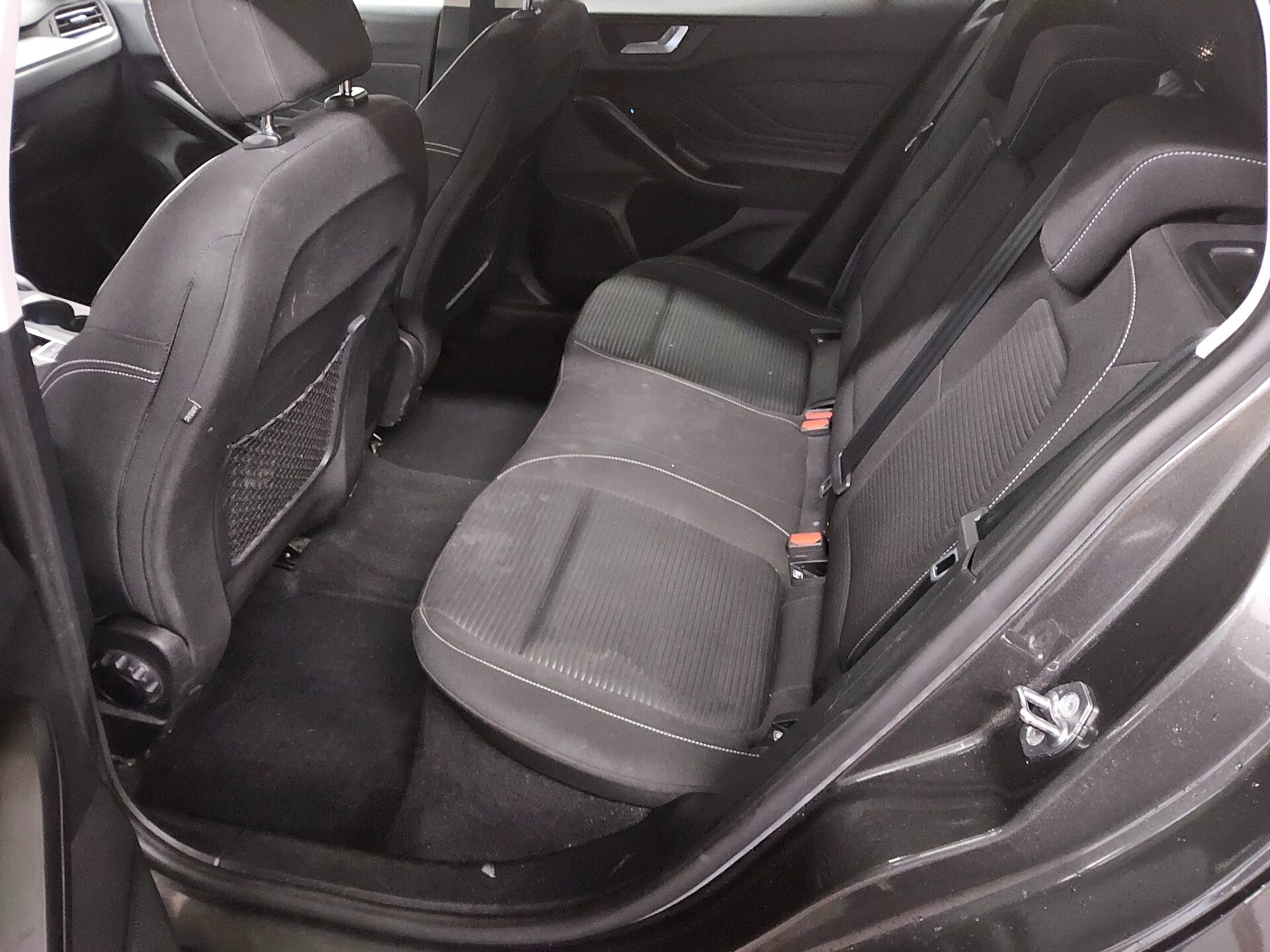 Ford Focus Turnier 1.5 EB Titanium NAVI KLIMAAUT LED SPORTSITZE SHZ 13