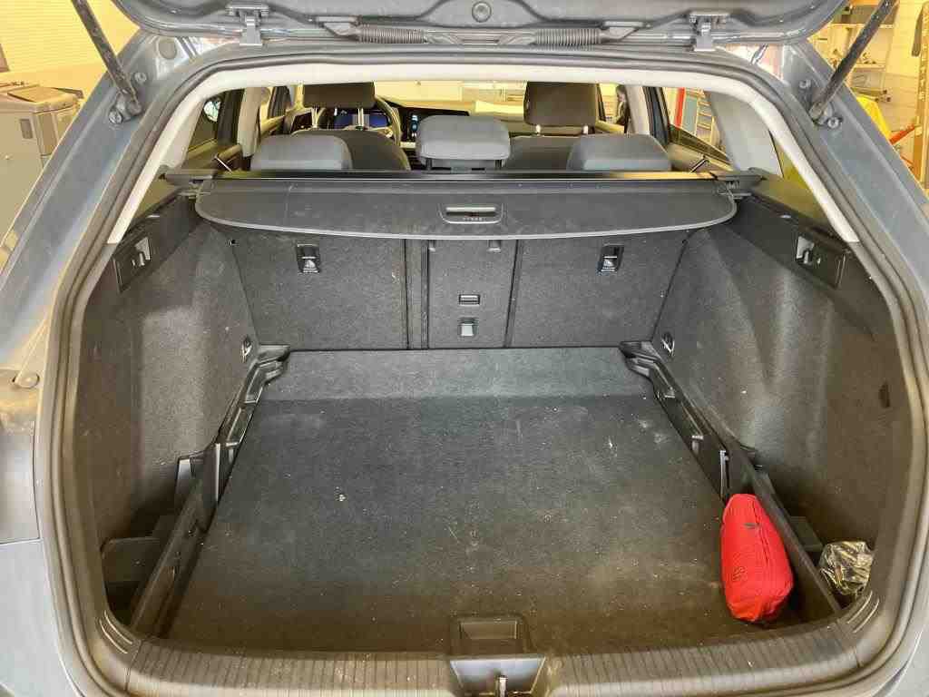 Volkswagen Golf-8 Var. 2.0 TDI Life Navi LED AID PDC 11