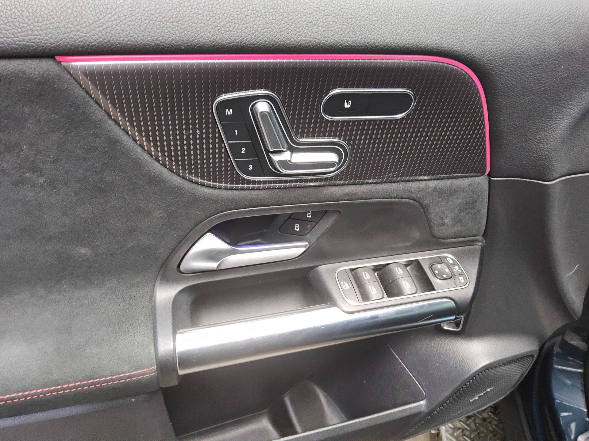 Mercedes-Benz EQA 250 AMG-Line T-Leder Navi LED MBUX high AHK 10
