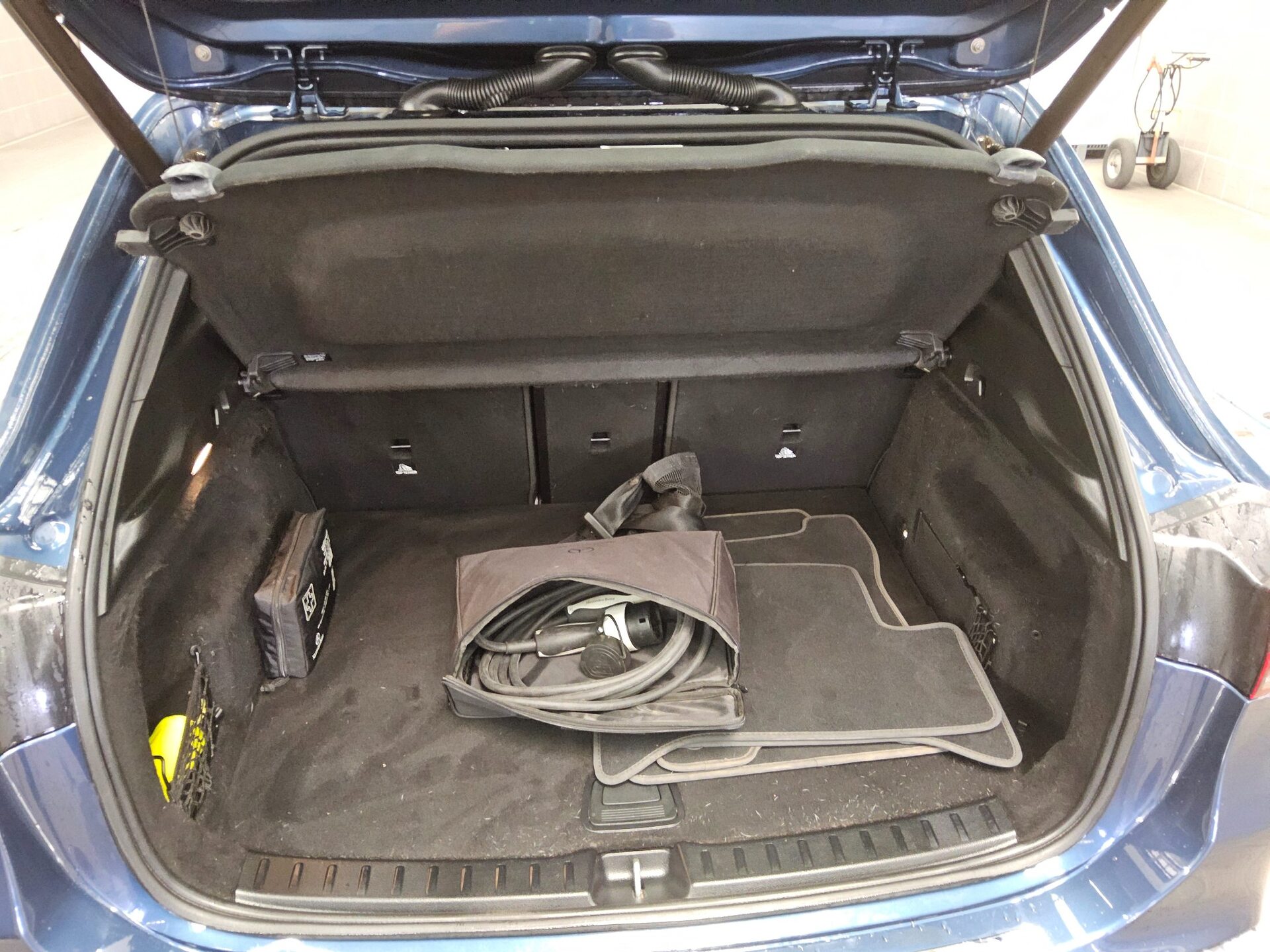 Mercedes-Benz EQA 250 AMG-Line T-Leder Navi LED MBUX high AHK 12