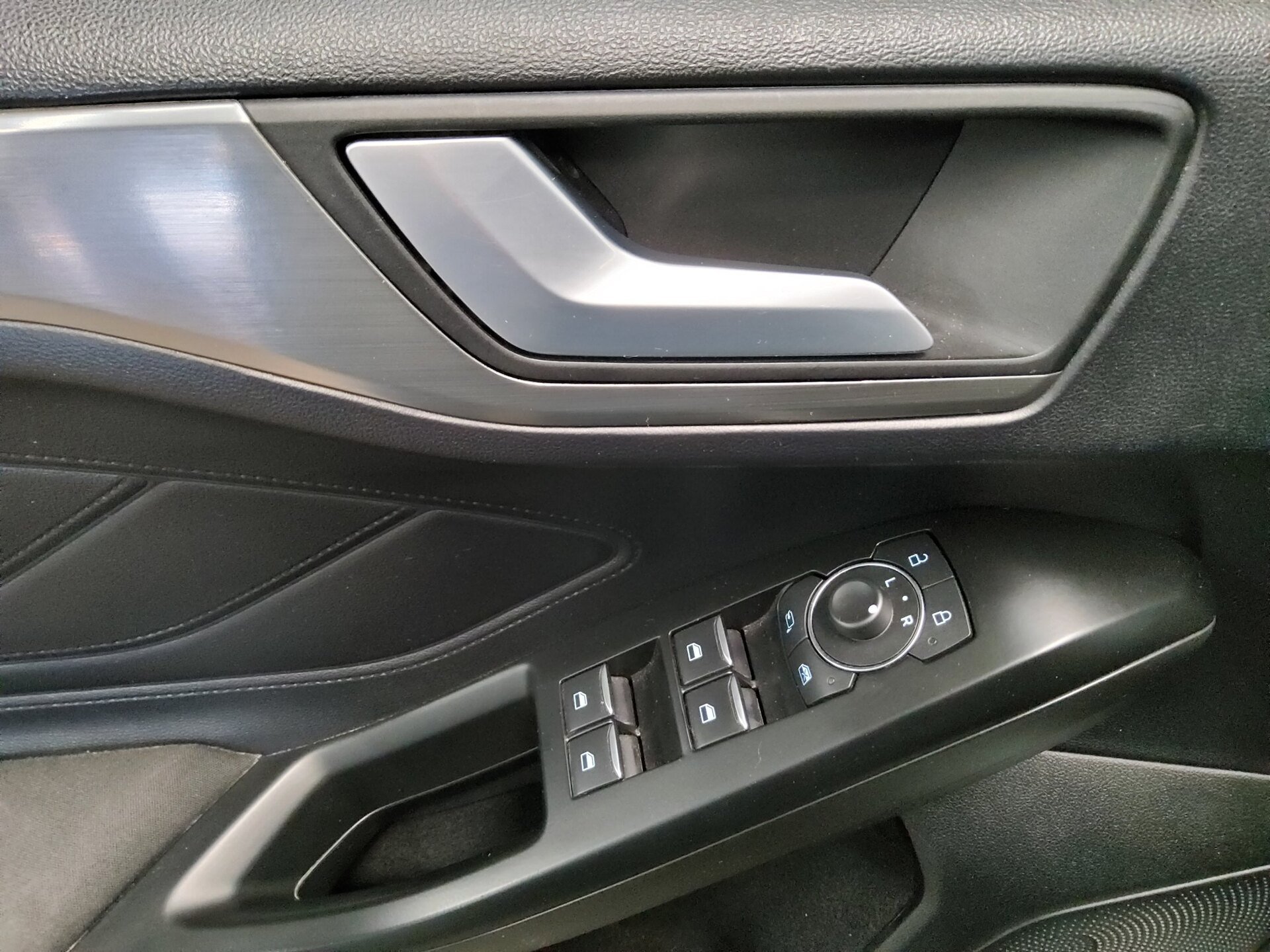 Ford Focus Turnier 1.5 EB Titanium Navi LED AHK Shz 9