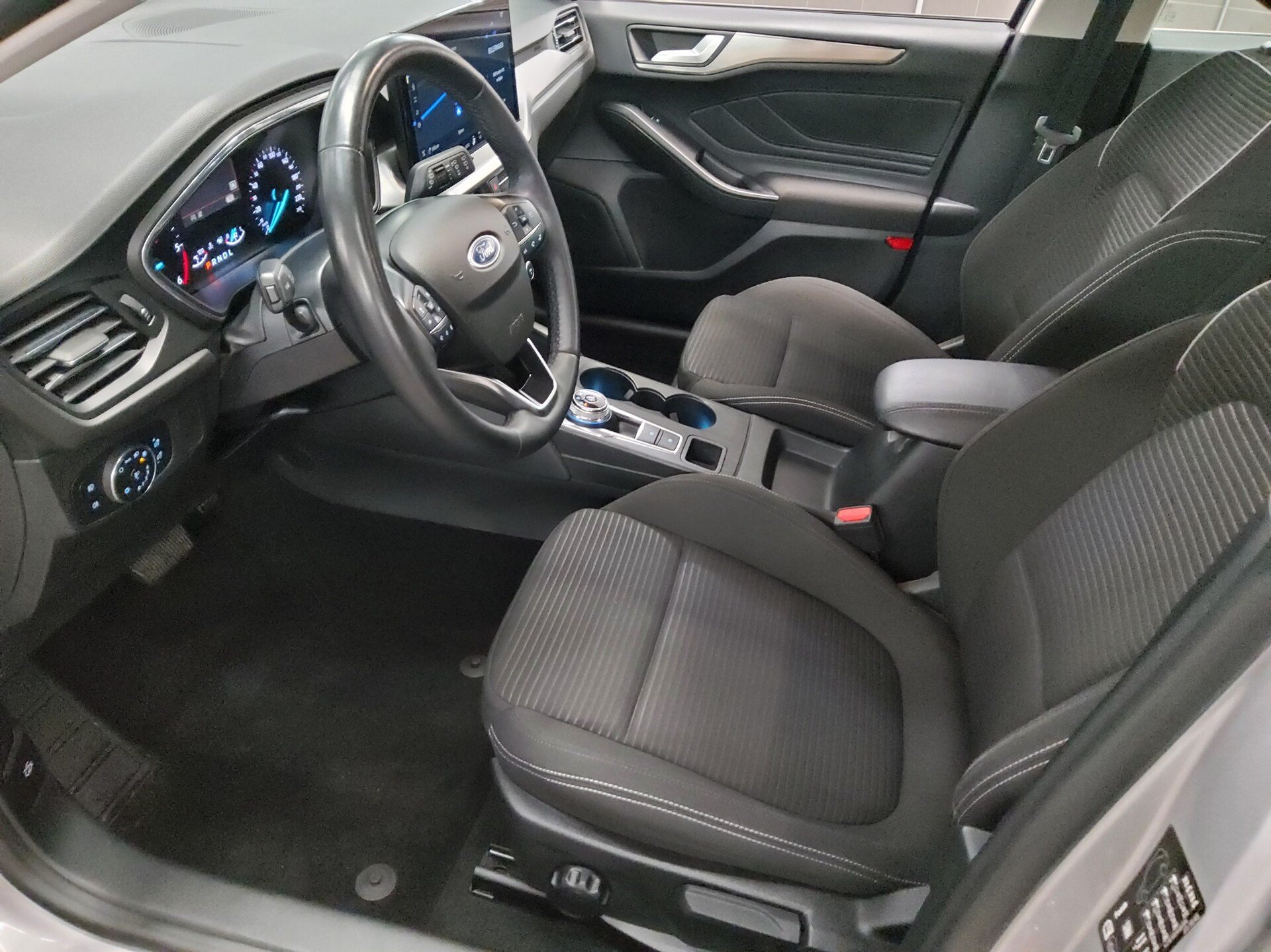 Ford Focus Turnier 1.5 EB Titanium Navi LED AHK Shz 8