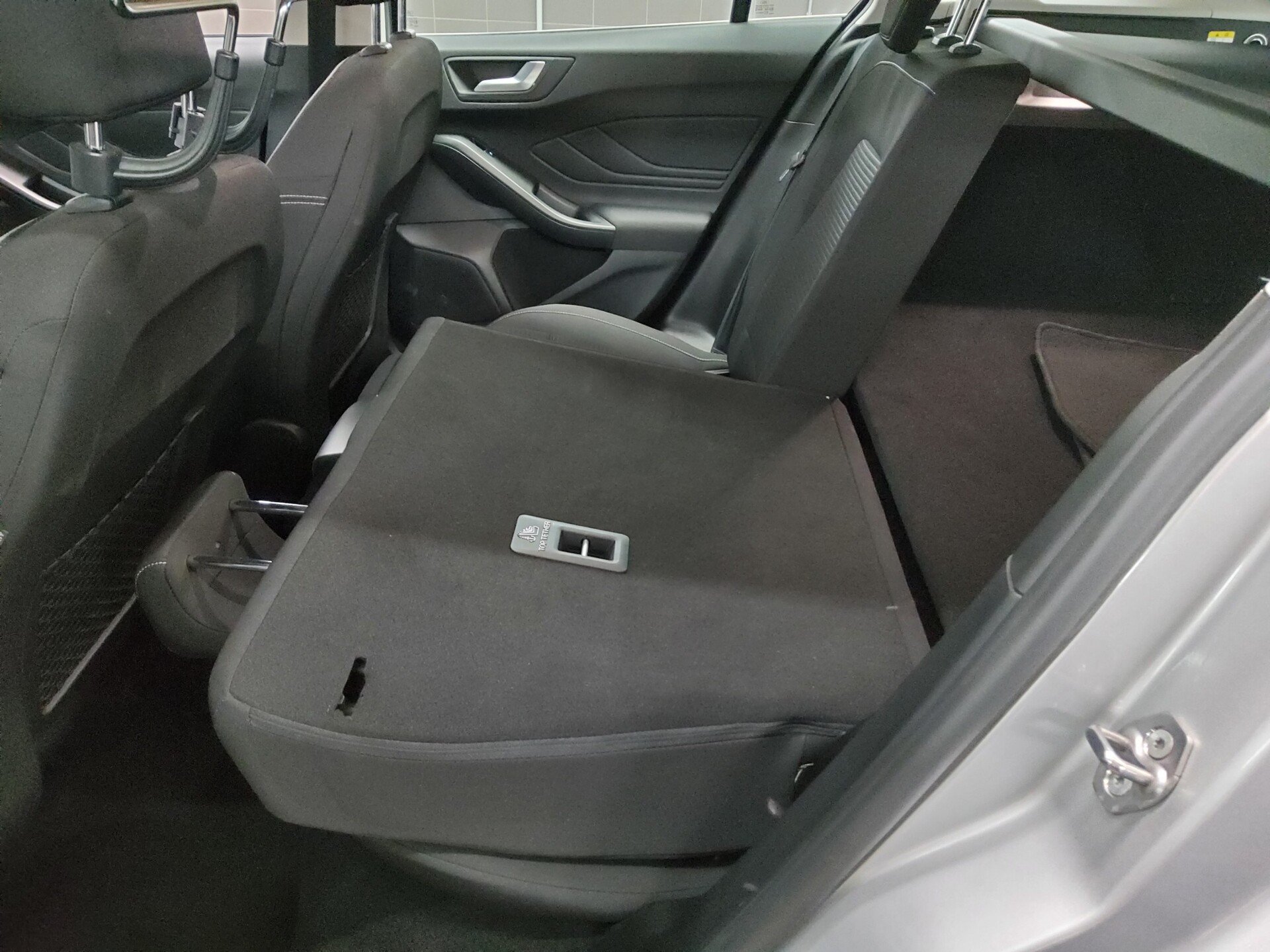 Ford Focus Turnier 1.5 EB Titanium Navi LED AHK Shz 12