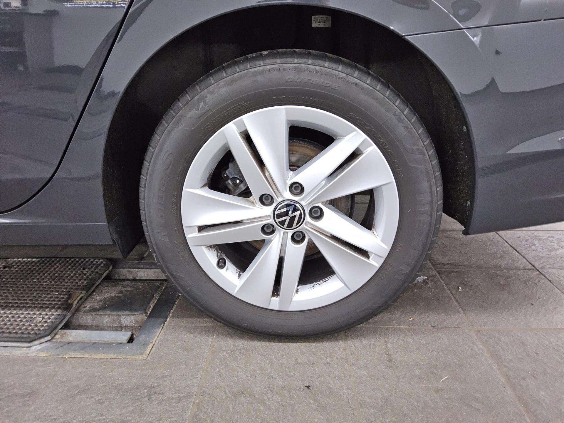 Volkswagen Golf-8 Var. 2.0 TDI Life Navi LED DC ACC PDC Shz 11