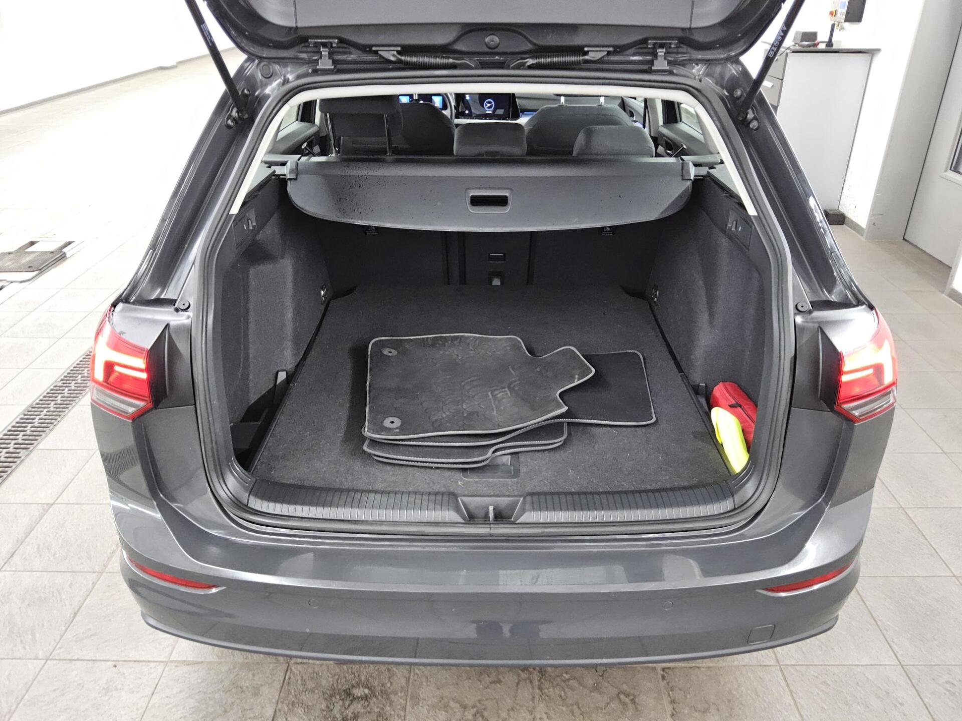 Volkswagen Golf-8 Var. 2.0 TDI Life Navi LED DC ACC PDC Shz 12