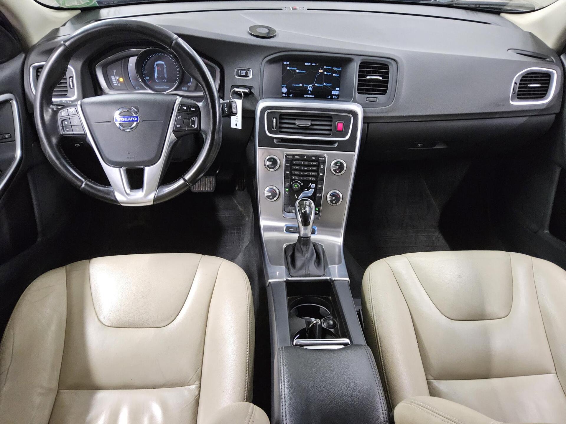 Volvo V60 D6 AWD Summum Leder Navi Xenon AHK HU 06/27 5