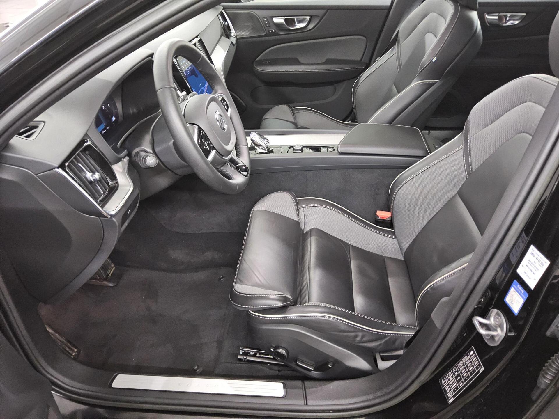 Volvo V60 B4 D Plus Dark Navi LED Pano Leder H/K BLIS 9