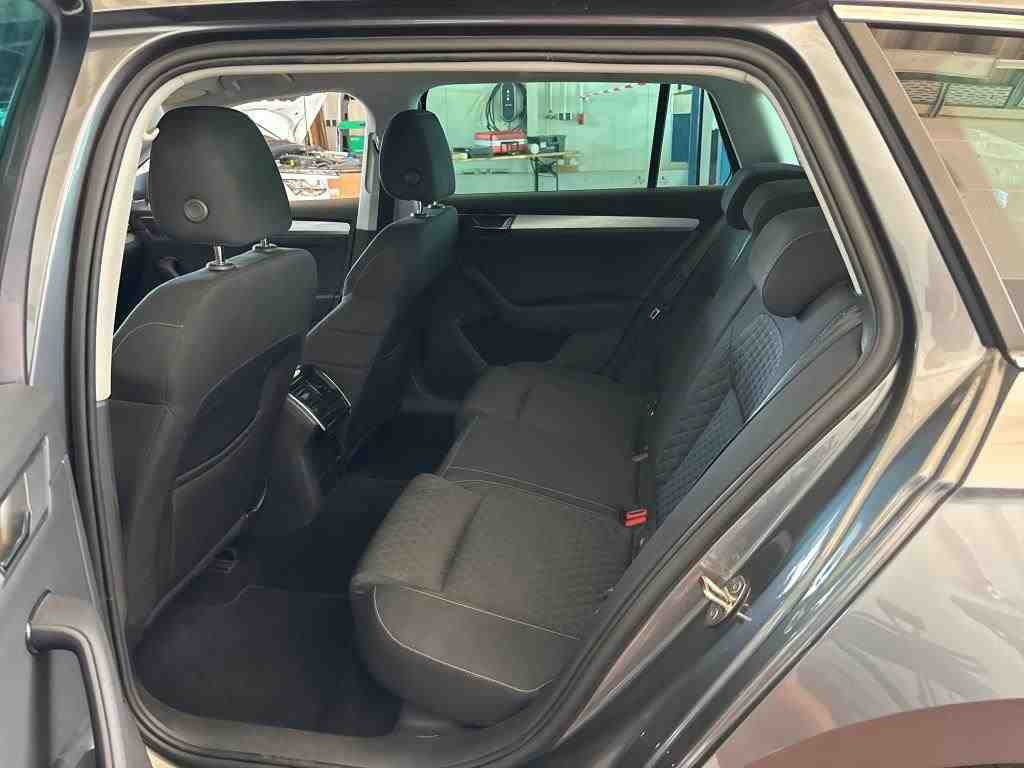 Skoda Superb Kombi 2.0 TDI Ambition NAVI LED SHZ PDC 7