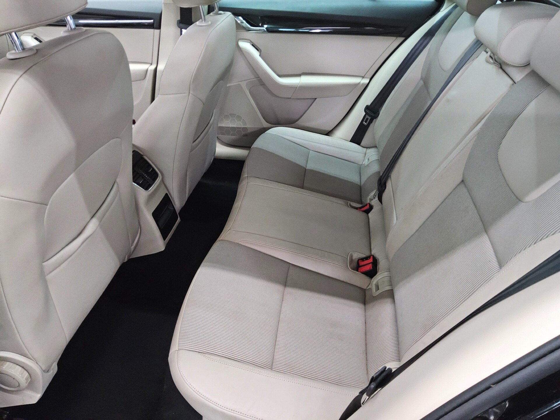 Skoda Octavia Kombi 2.0 TDI Style T-Leder Navi ACC PDC 13