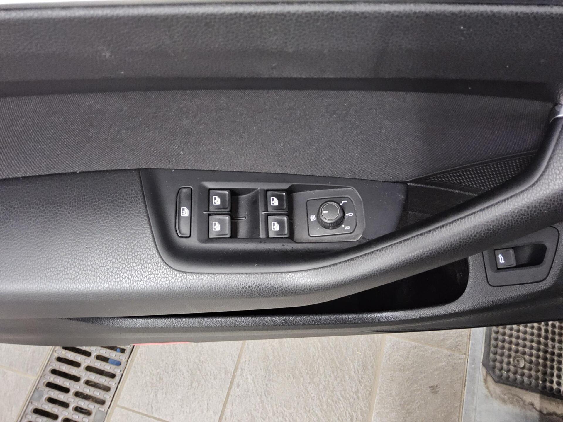 Volkswagen Passat Var. 2.0 TDI Business Navi LED AID StHzg 10