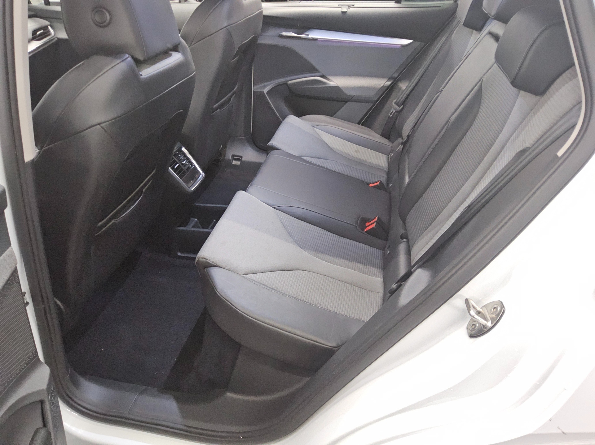 Skoda Enyaq iV 60 Loft T-Leder Navi LED Kamera AHK ACC 13