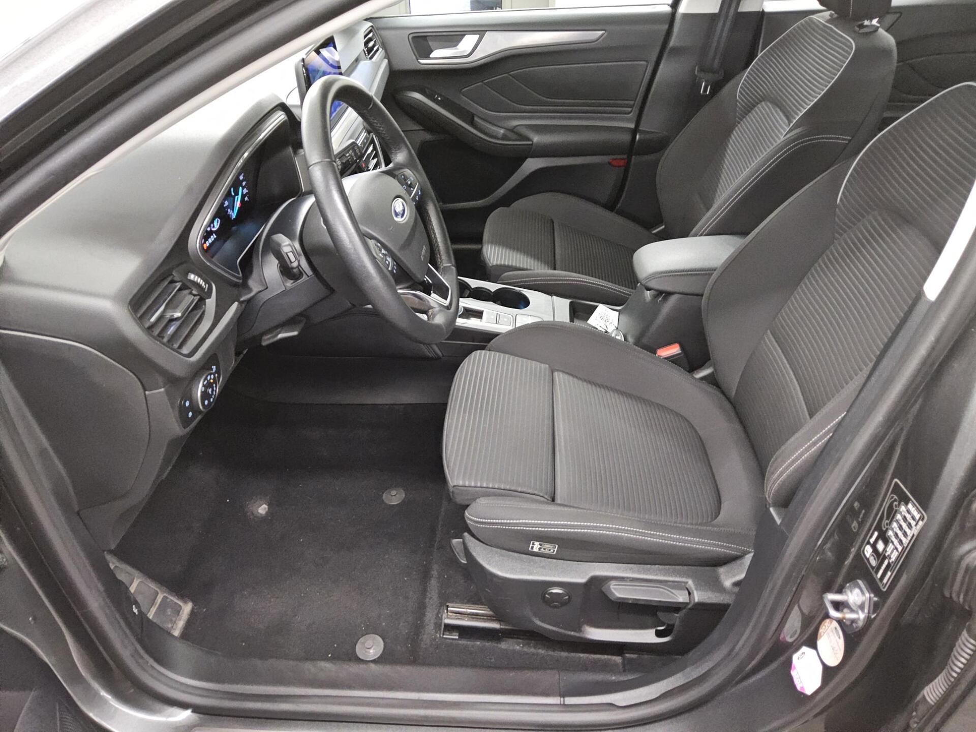 Ford Focus Turnier 1.5 EB Titanium Navi LED RFK ACC 8