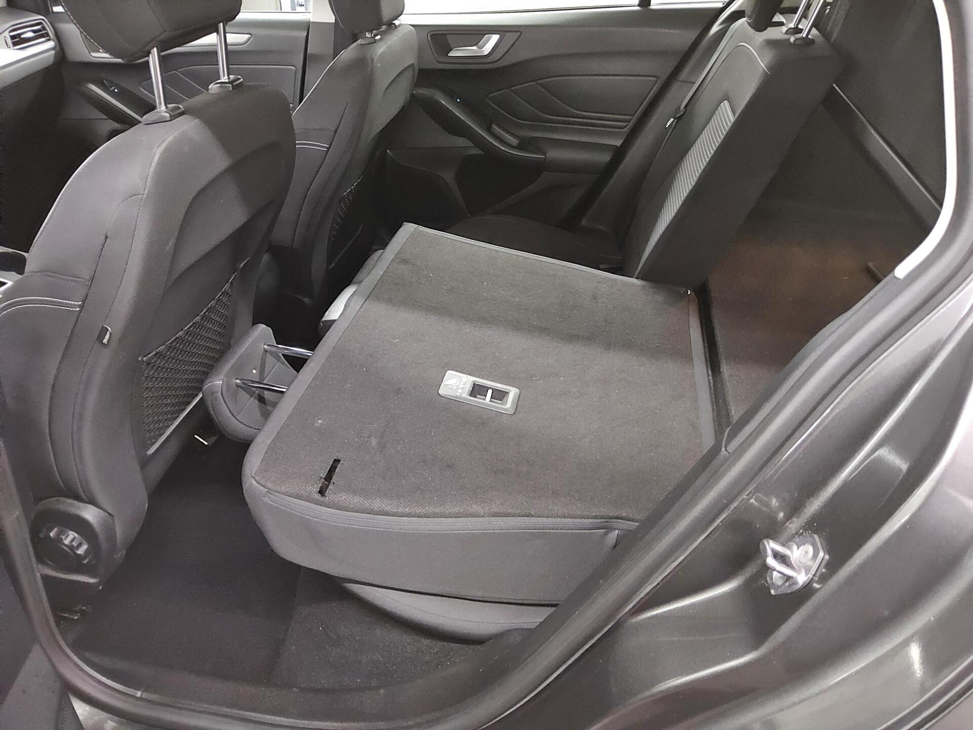 Ford Focus Turnier 1.5 EB Titanium Navi LED RFK ACC 12