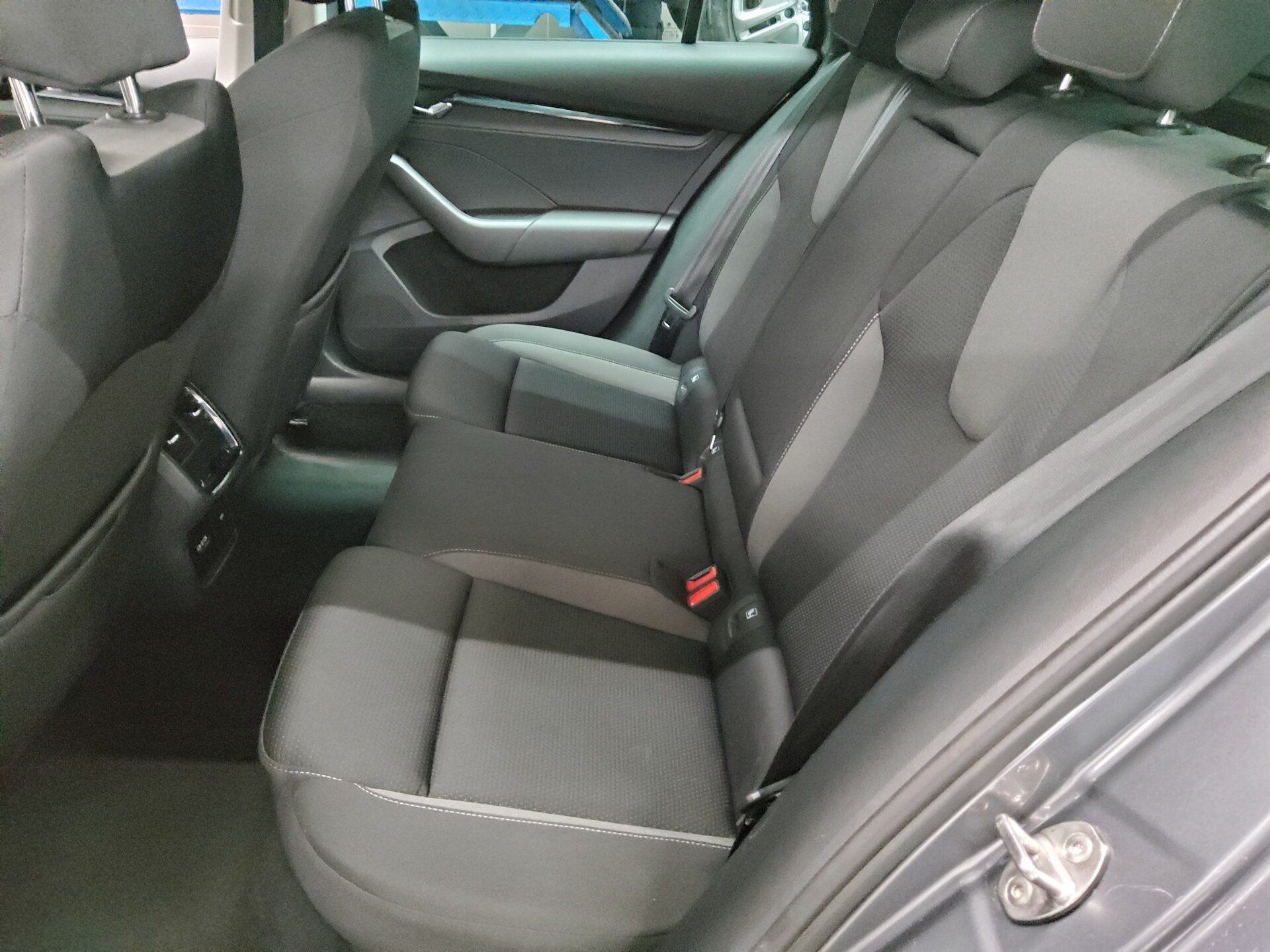 Skoda Octavia Kombi 2.0 TDI Ambition Navi LED AID 4xShz PDC 13