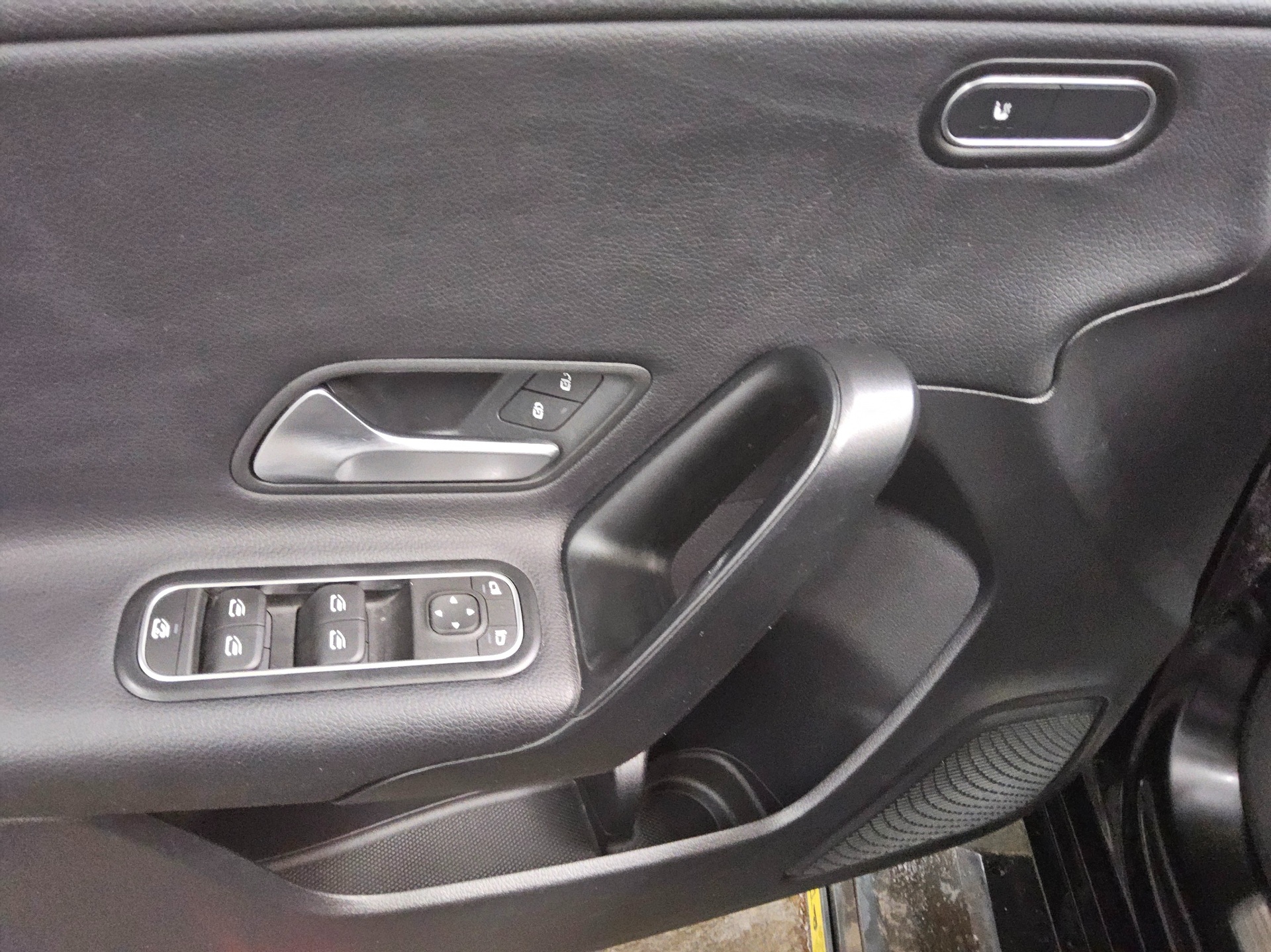 Mercedes-Benz A 180 d Navi LED Shz RfK PDC T-Leder 10