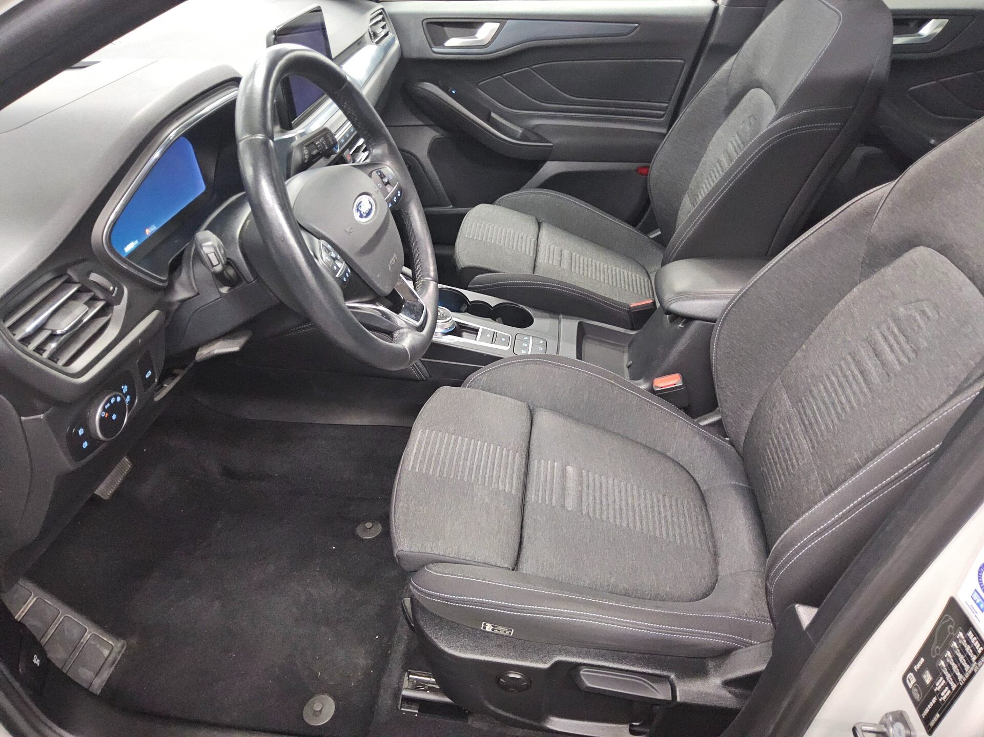 Ford Focus Turnier 1.5 EB Active Navi LED Pano AHK RFK ACC 9