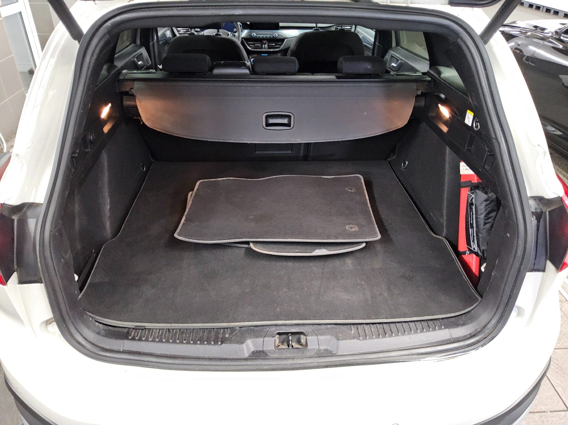 Ford Focus Turnier 1.5 EB Active Navi LED Pano AHK RFK ACC 12