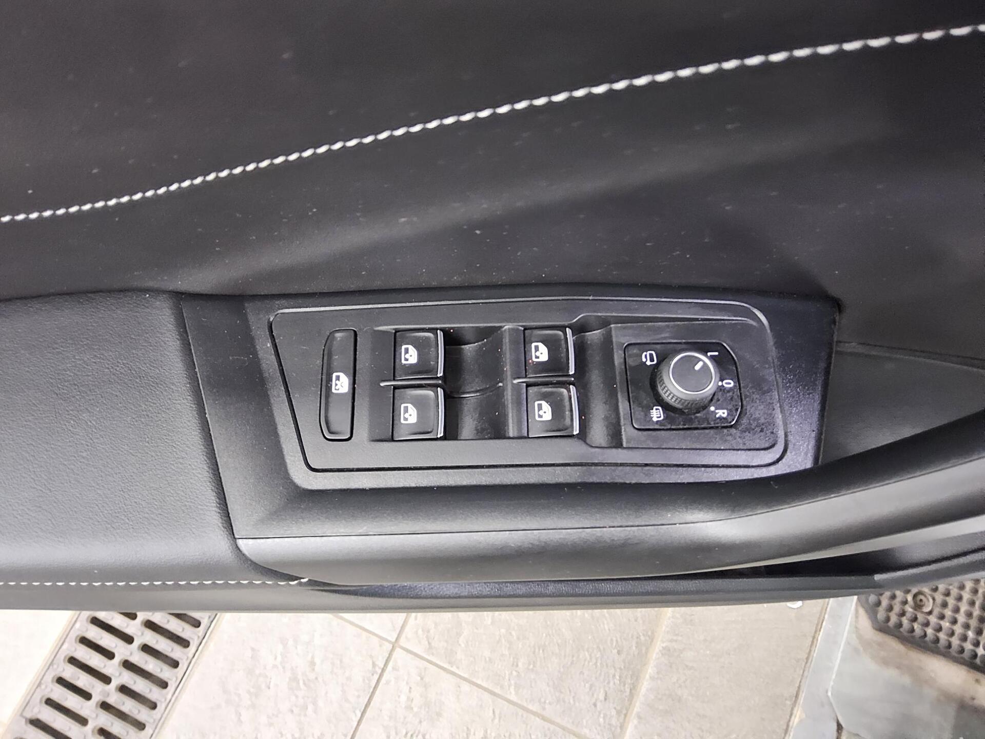 Volkswagen T-Roc 1.0 TSI R-Line T-Leder Navi LED AID 10