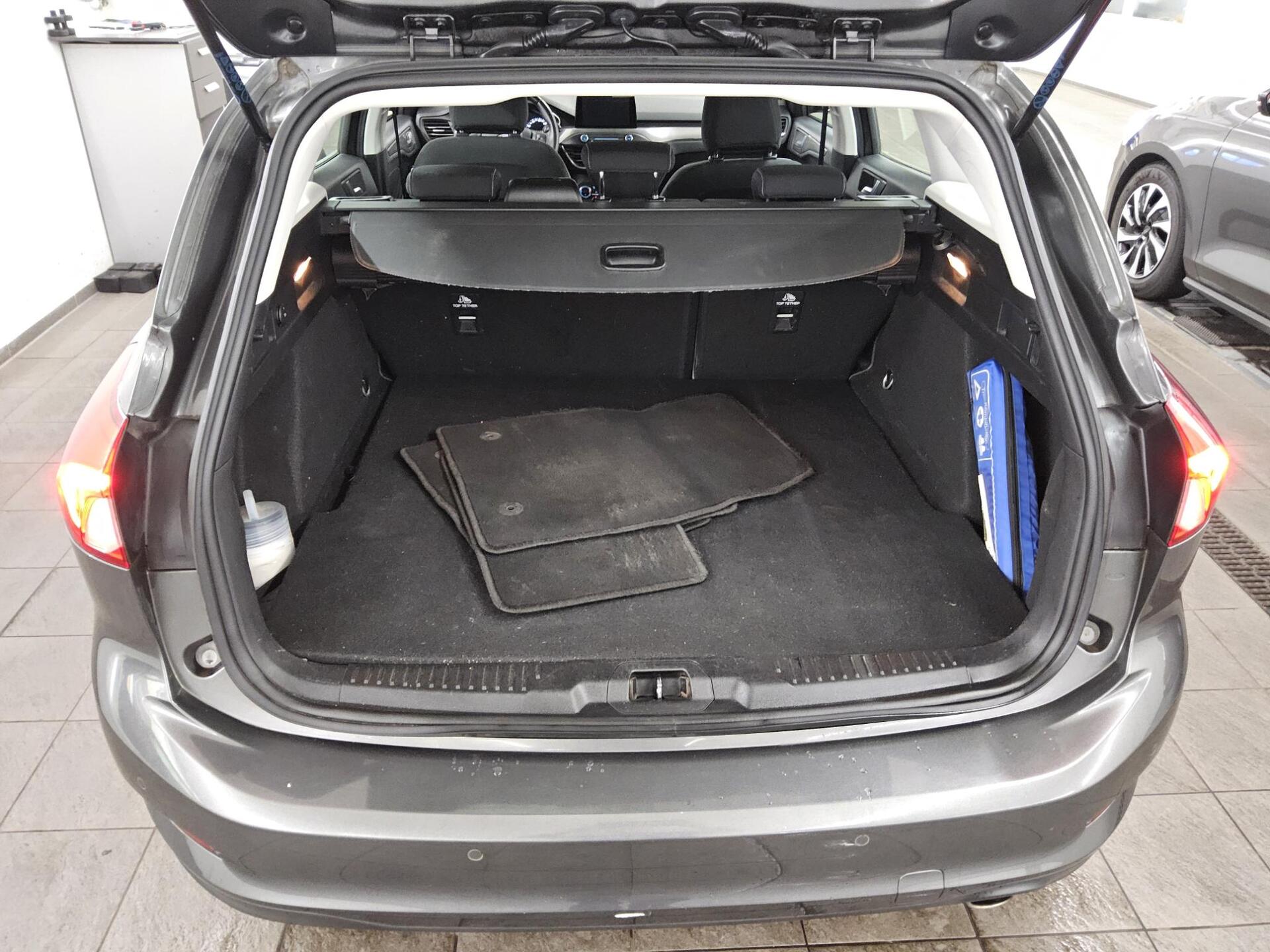 Ford Focus Turnier 1.5 EB Titanium Navi ACC PDC Shz 11