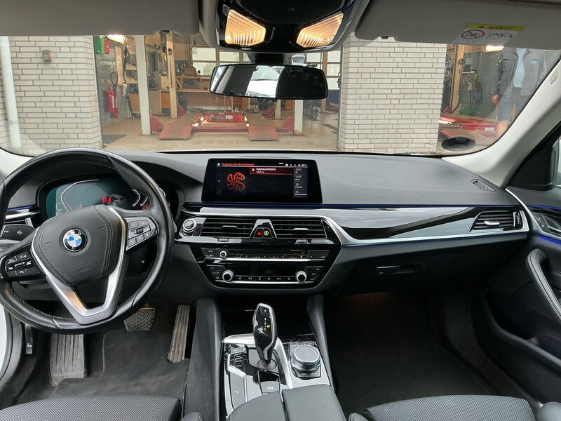 BMW 520dA Touring Sport-Line NAVI LED SHZ PDC 5