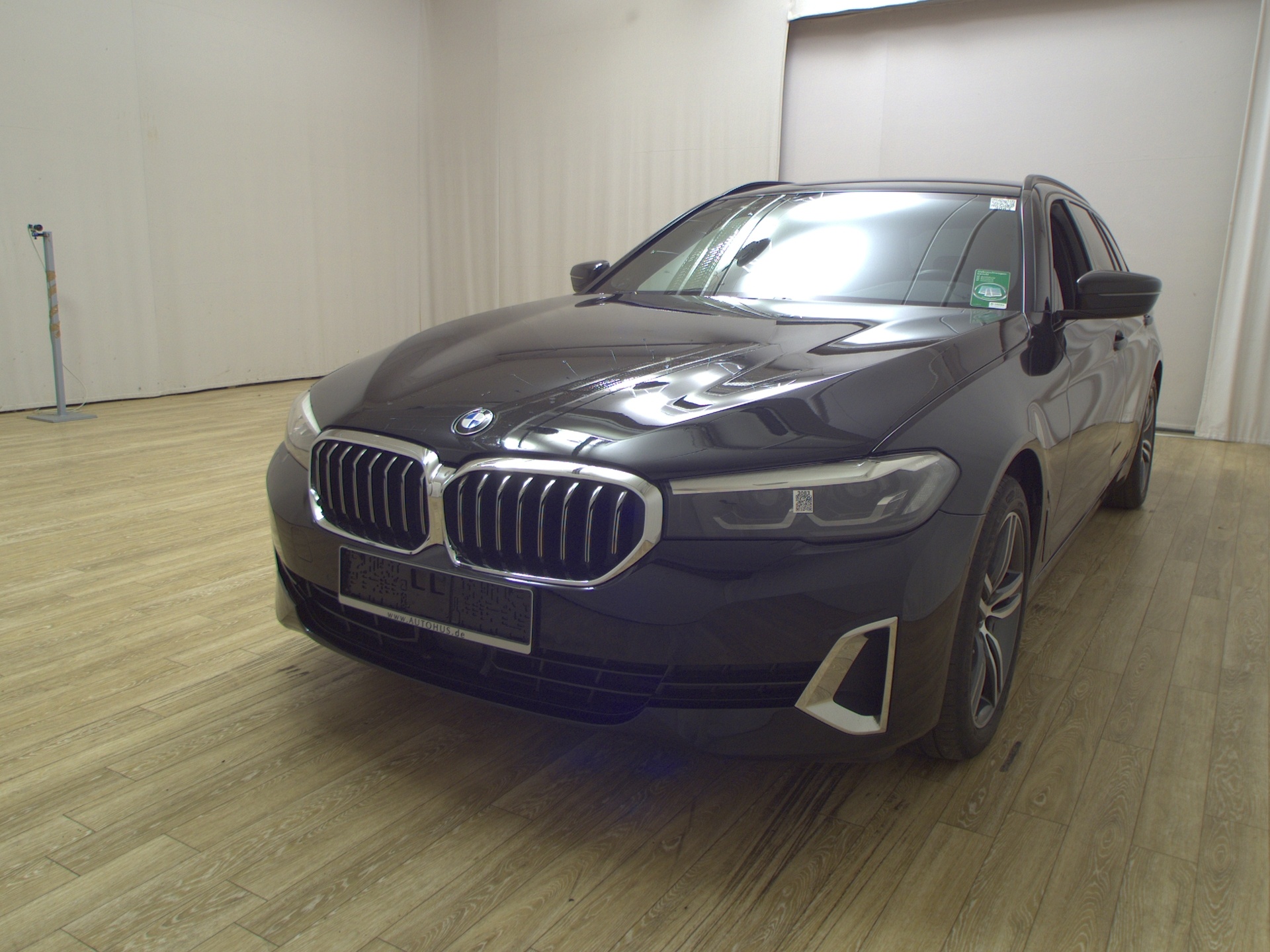 BMW 520dA Touring Luxury-Line Navi LED LC-Pro Leder AHK Sthzg 2
