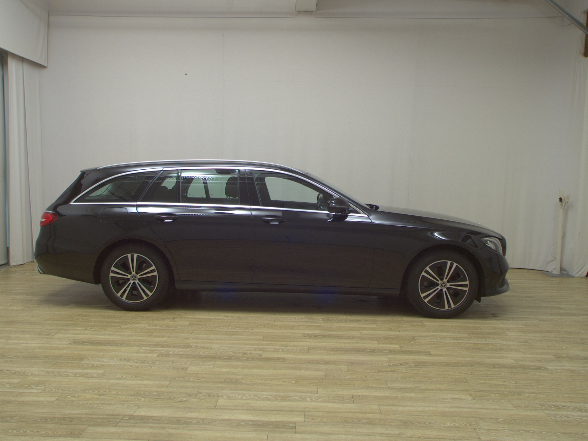 Mercedes-Benz E 220 T d Avantgarde Leder Navi LED RfK Distro+