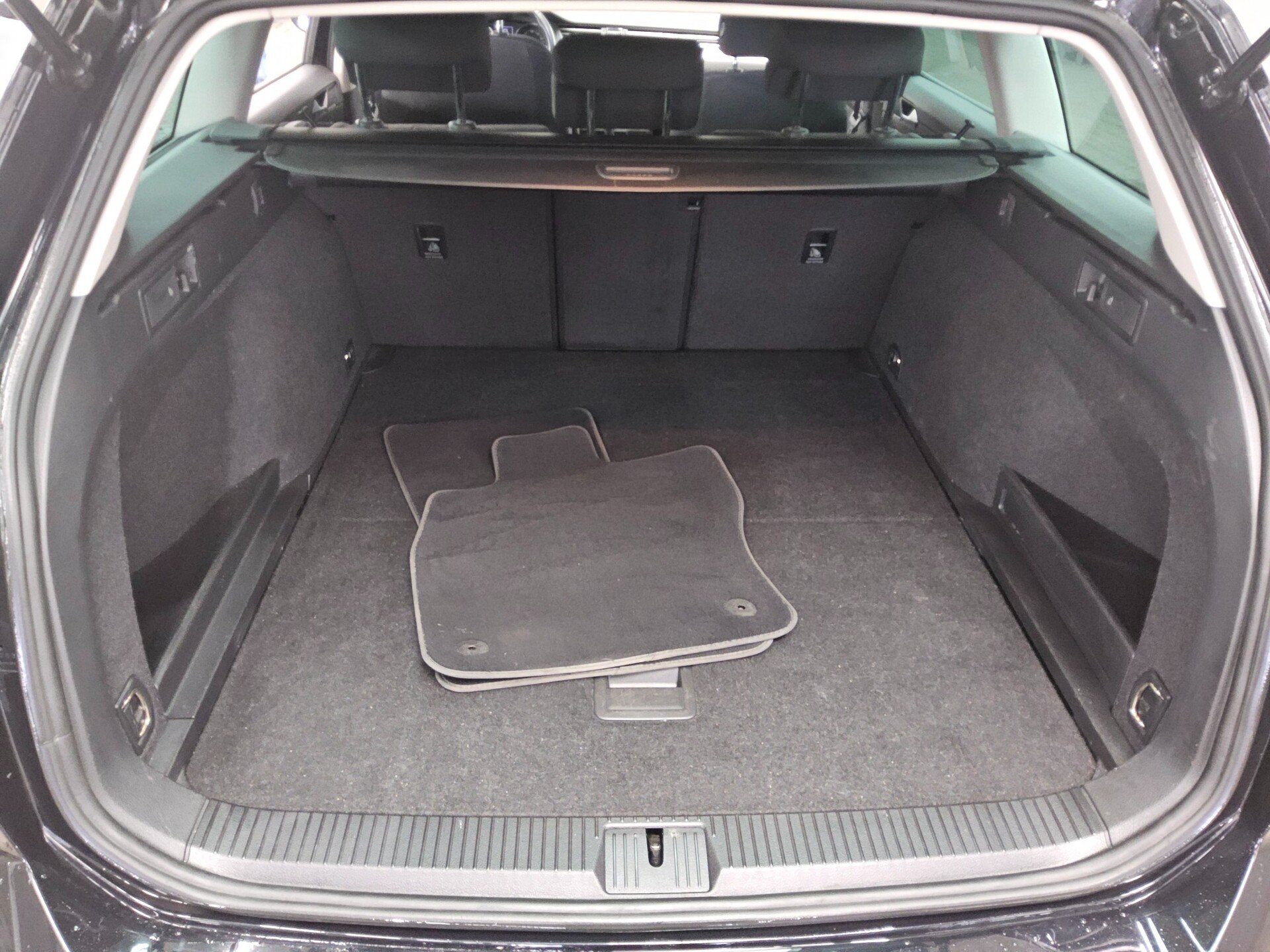 Volkswagen Passat Var. 2.0 TDI Navi LED ACC RfK PDC Shz 11