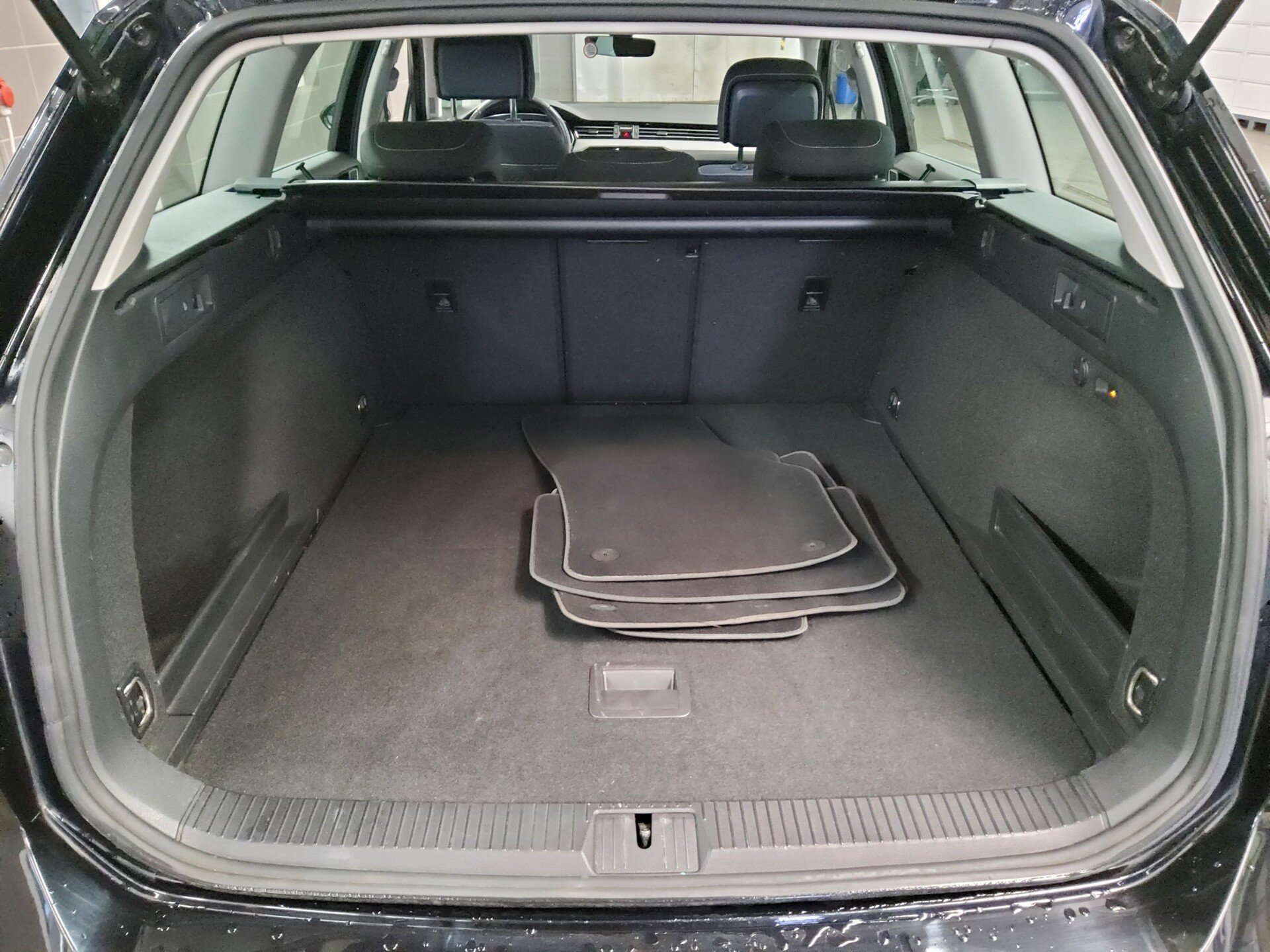Volkswagen Passat Var. 2.0 TDI Business Navi LED AHK RfK 11