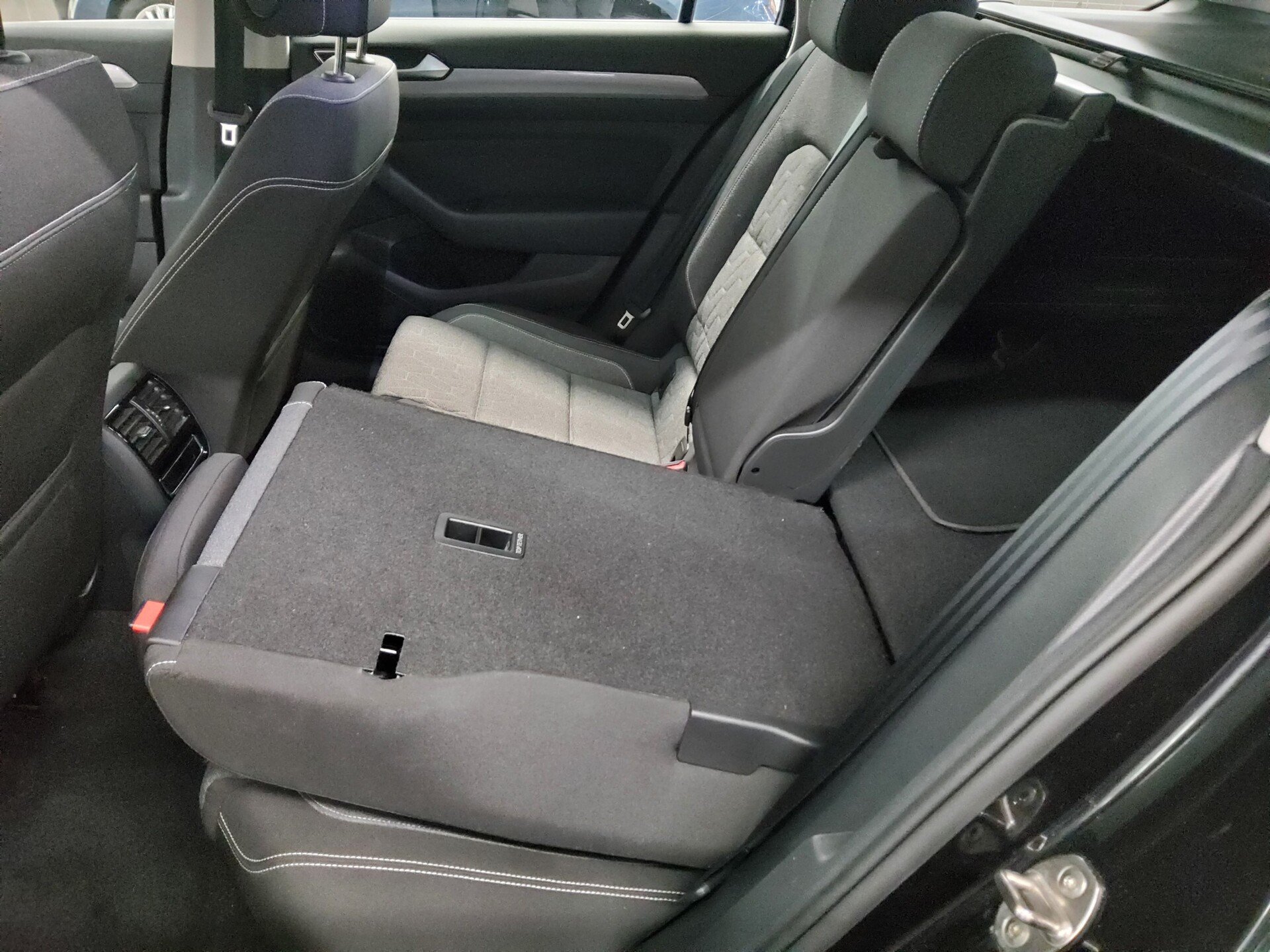 Volkswagen Passat Var. 2.0 TDI Business Navi LED AHK RfK 12