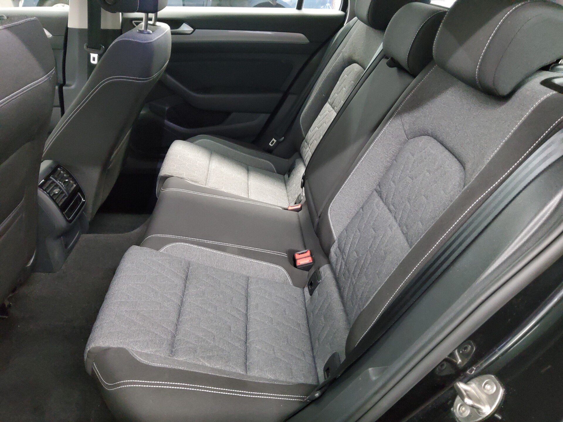 Volkswagen Passat Var. 2.0 TDI Business Navi LED AHK RfK 13