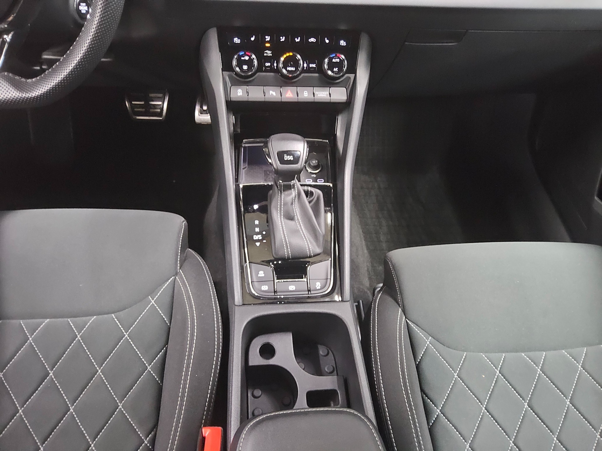 Skoda Karoq 1.5 TSI SportLine Navi LED vc ACC PDC Shz 6