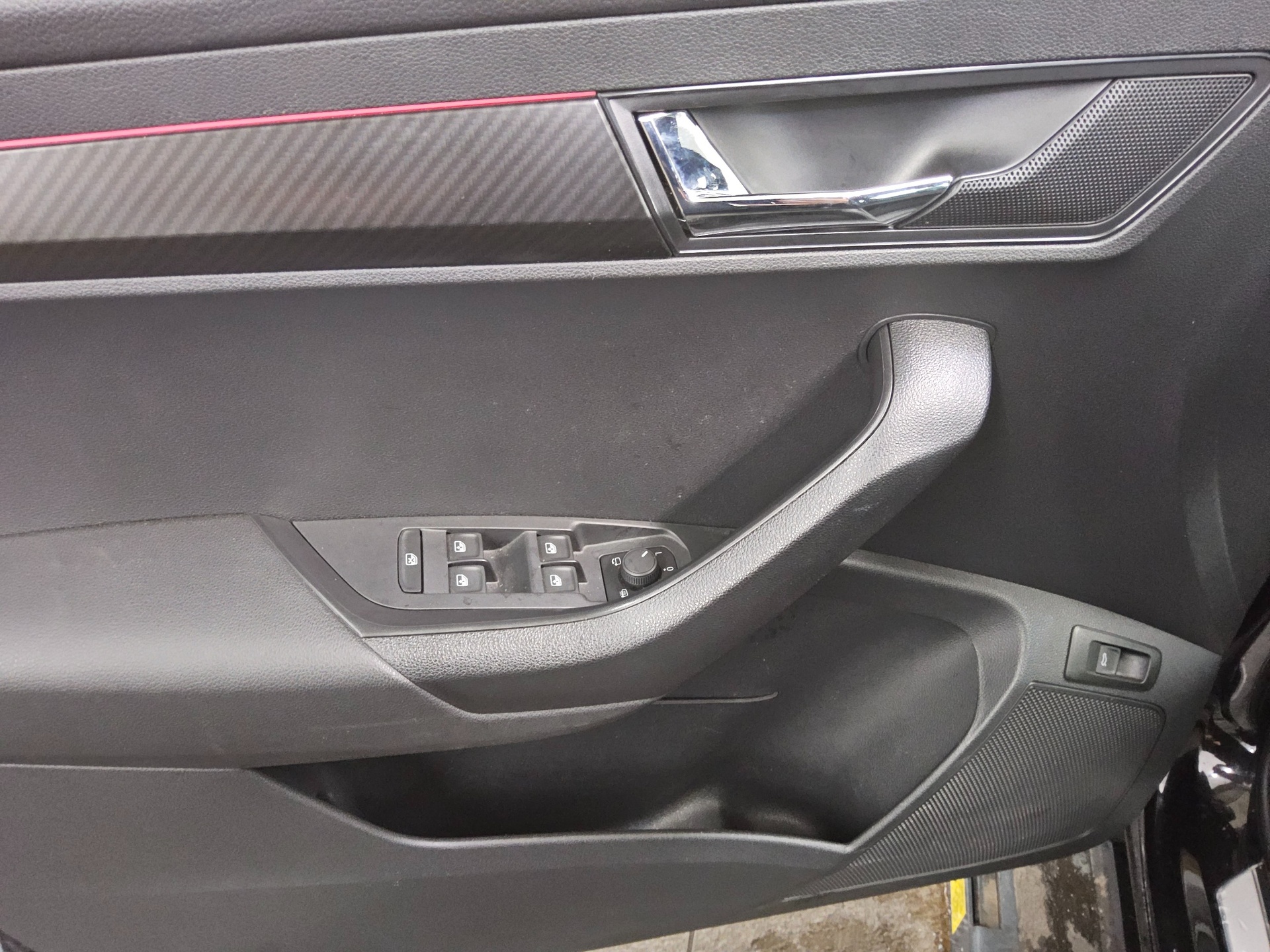 Skoda Karoq 1.5 TSI SportLine Navi LED vc ACC PDC Shz 10