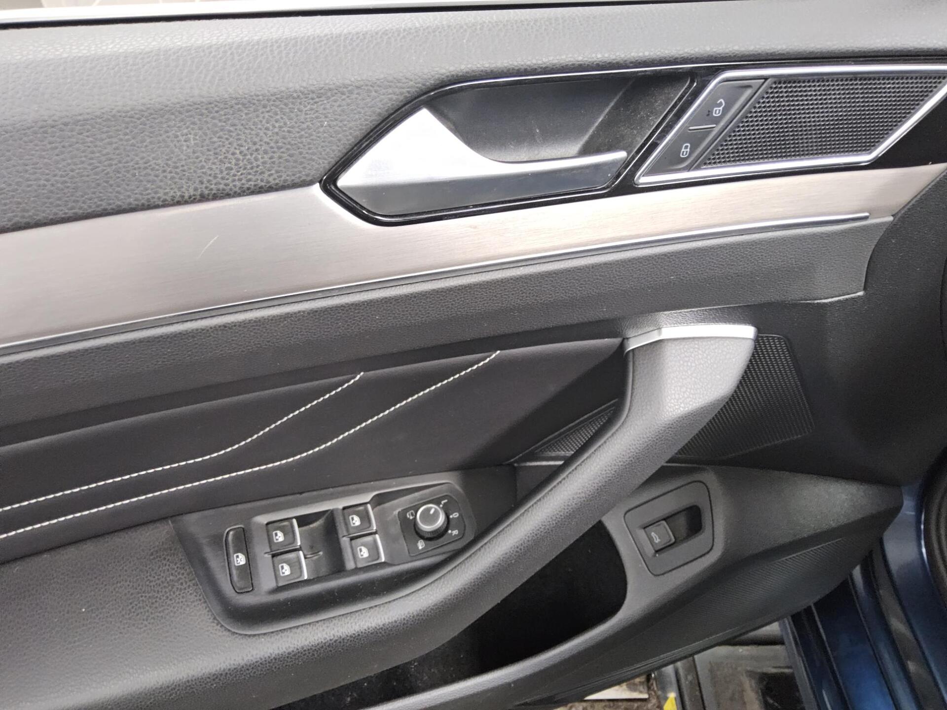 Volkswagen Passat Var. 2.0 TDI R-Line Leder Navi Matrix 9