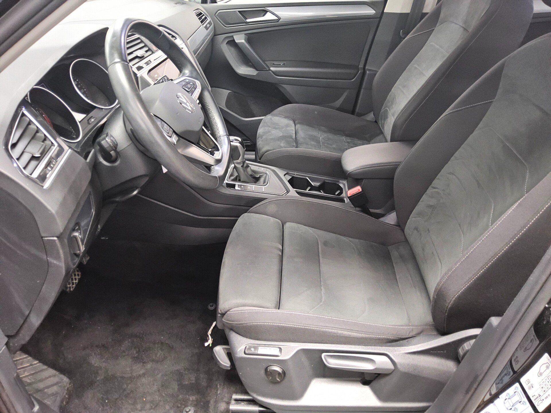 Volkswagen Tiguan 2.0 TDI Life Navi LED ACC 4xShz PDC BT 8