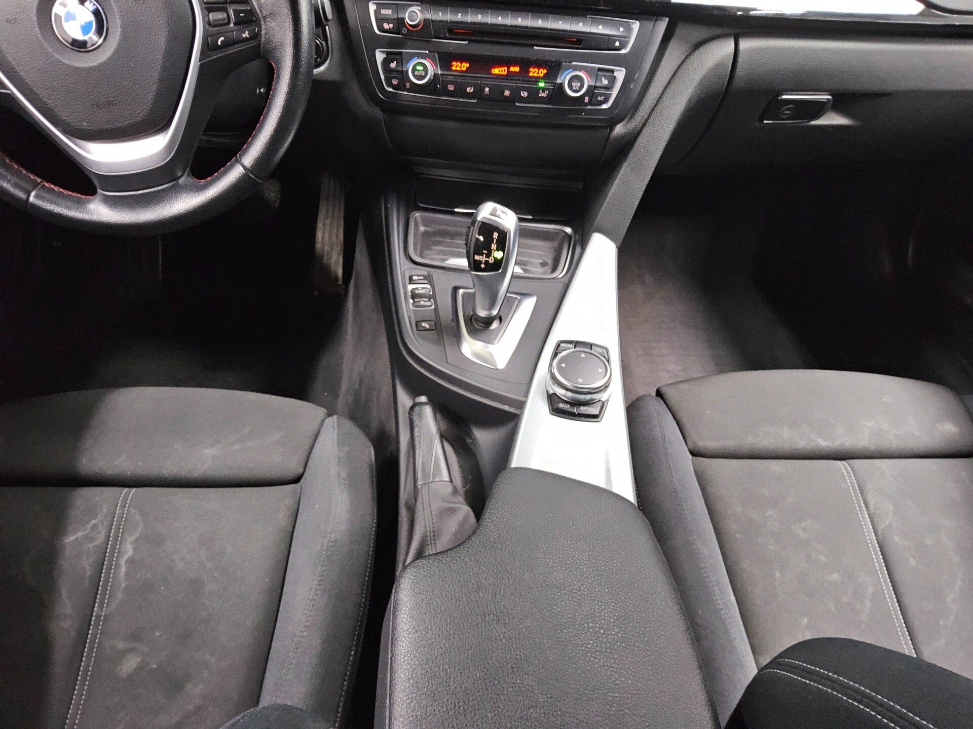 BMW 318dA Touring Navi Xenon HiFi SHZ 6