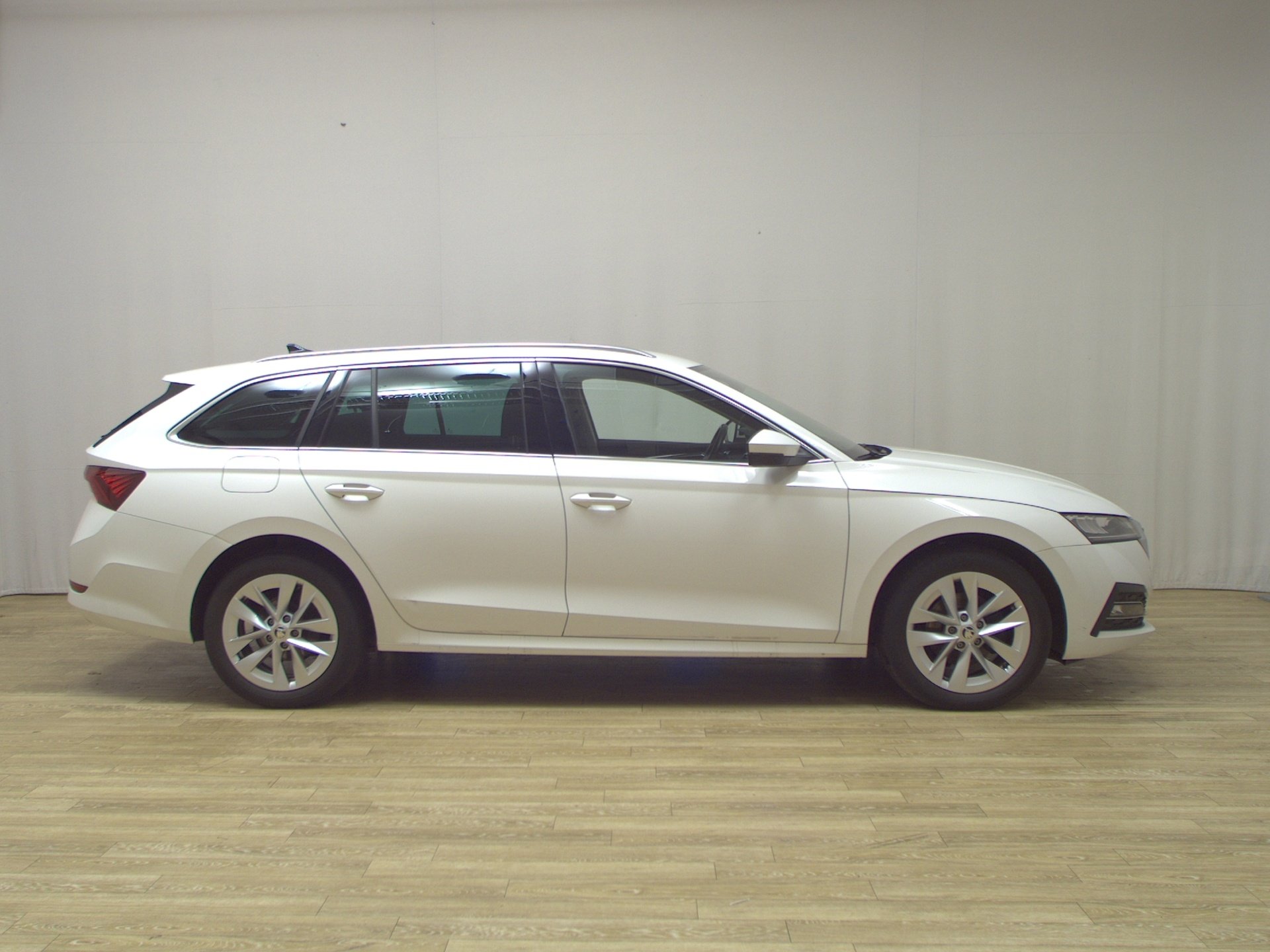 Skoda Octavia Kombi 2.0 TDI Style Navi LED ACC HuD AHK