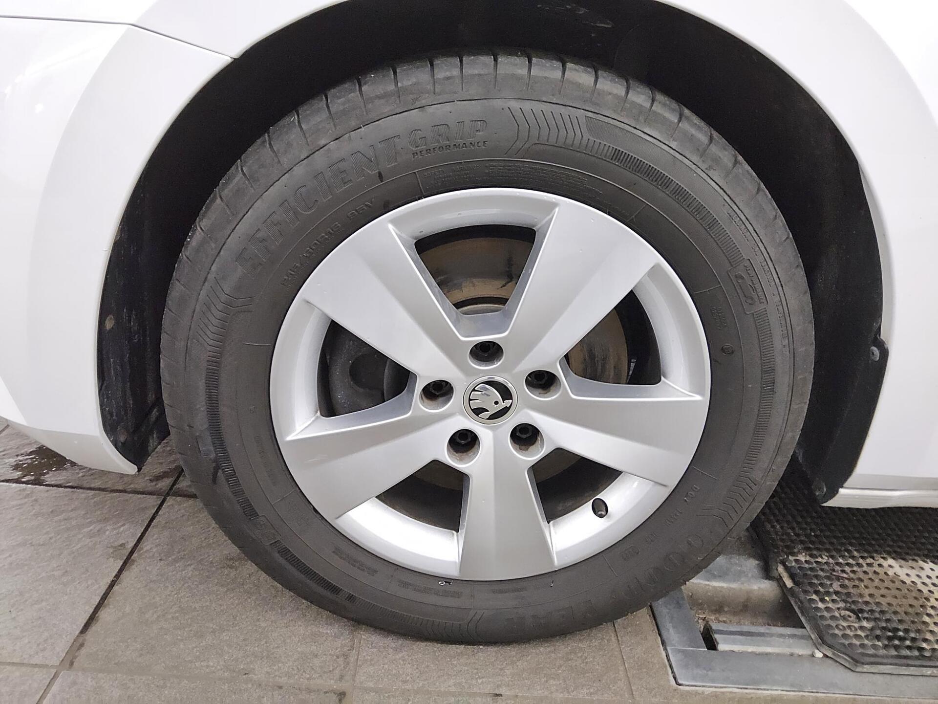 Skoda Superb Kombi 2.0 TDI Ambition Navi LED Virtual 11