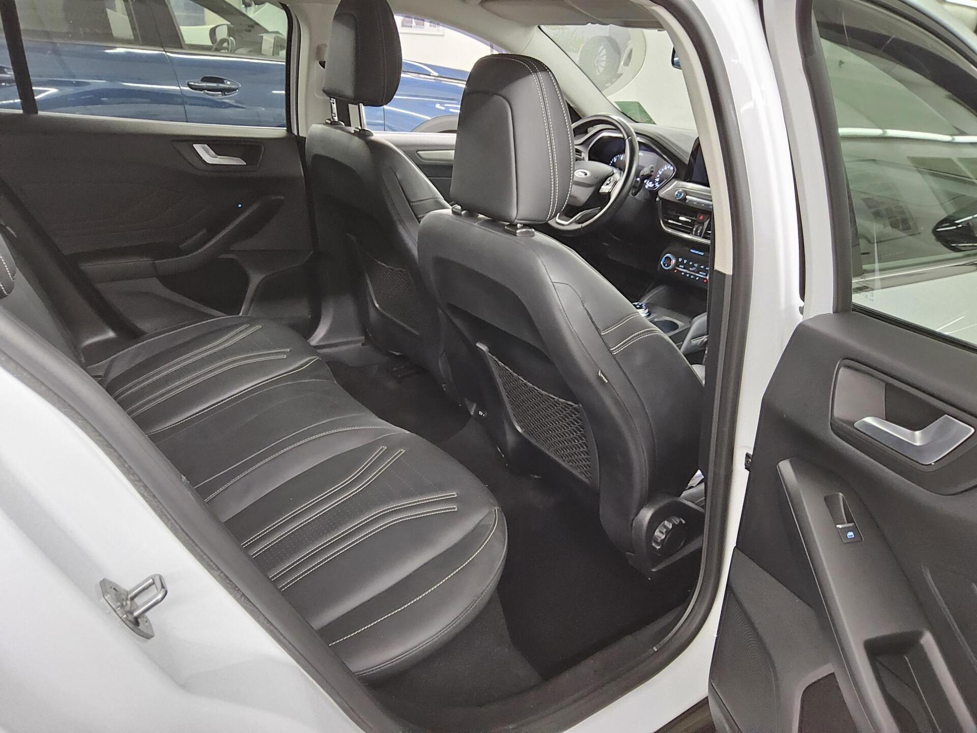 Ford Focus Turnier 1.5 EB Active Vignale Navi HuD AHK 13