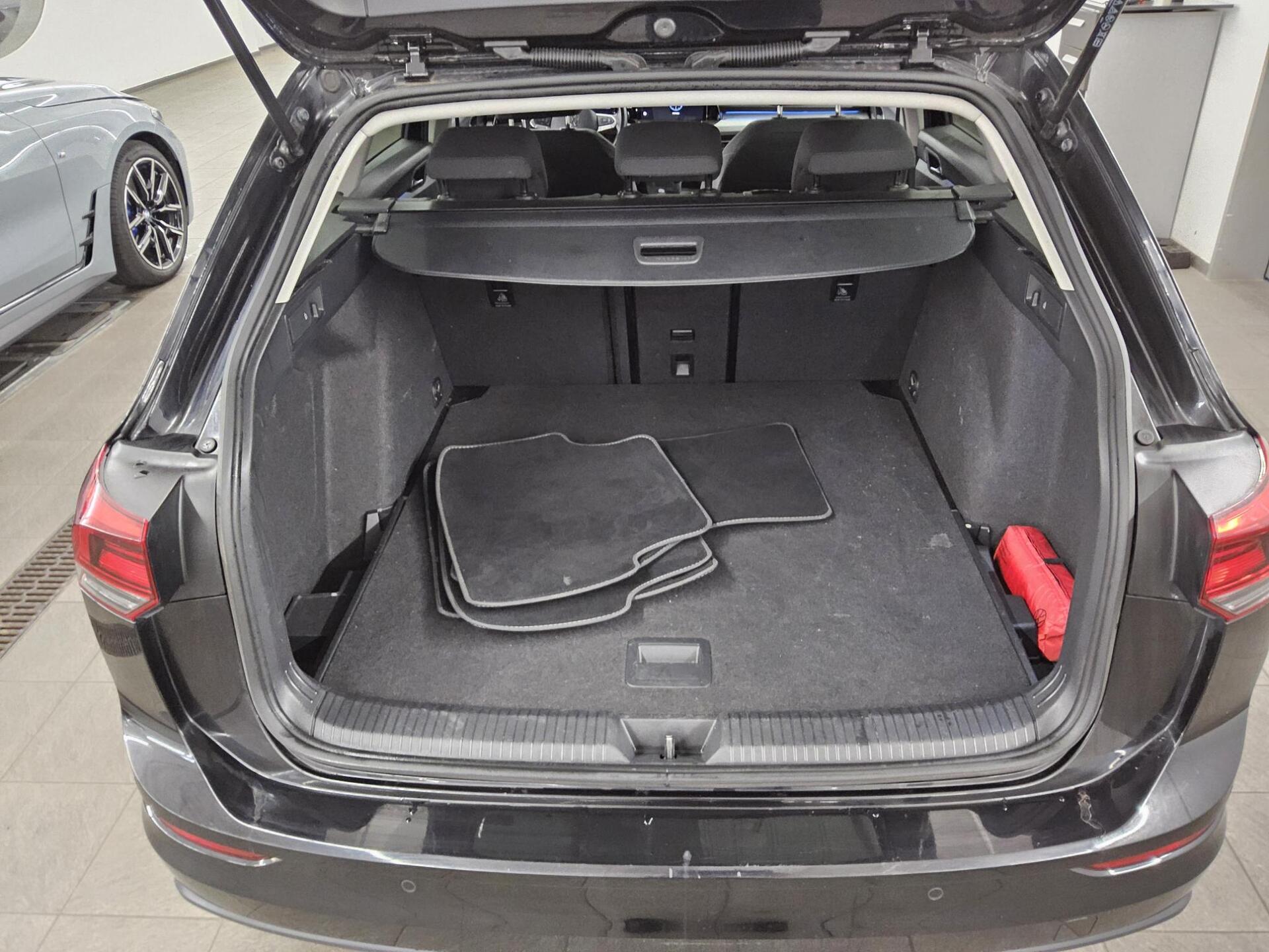 Volkswagen Golf-8 Var. 1.5 TSI Life Navi LED Shz DC 12