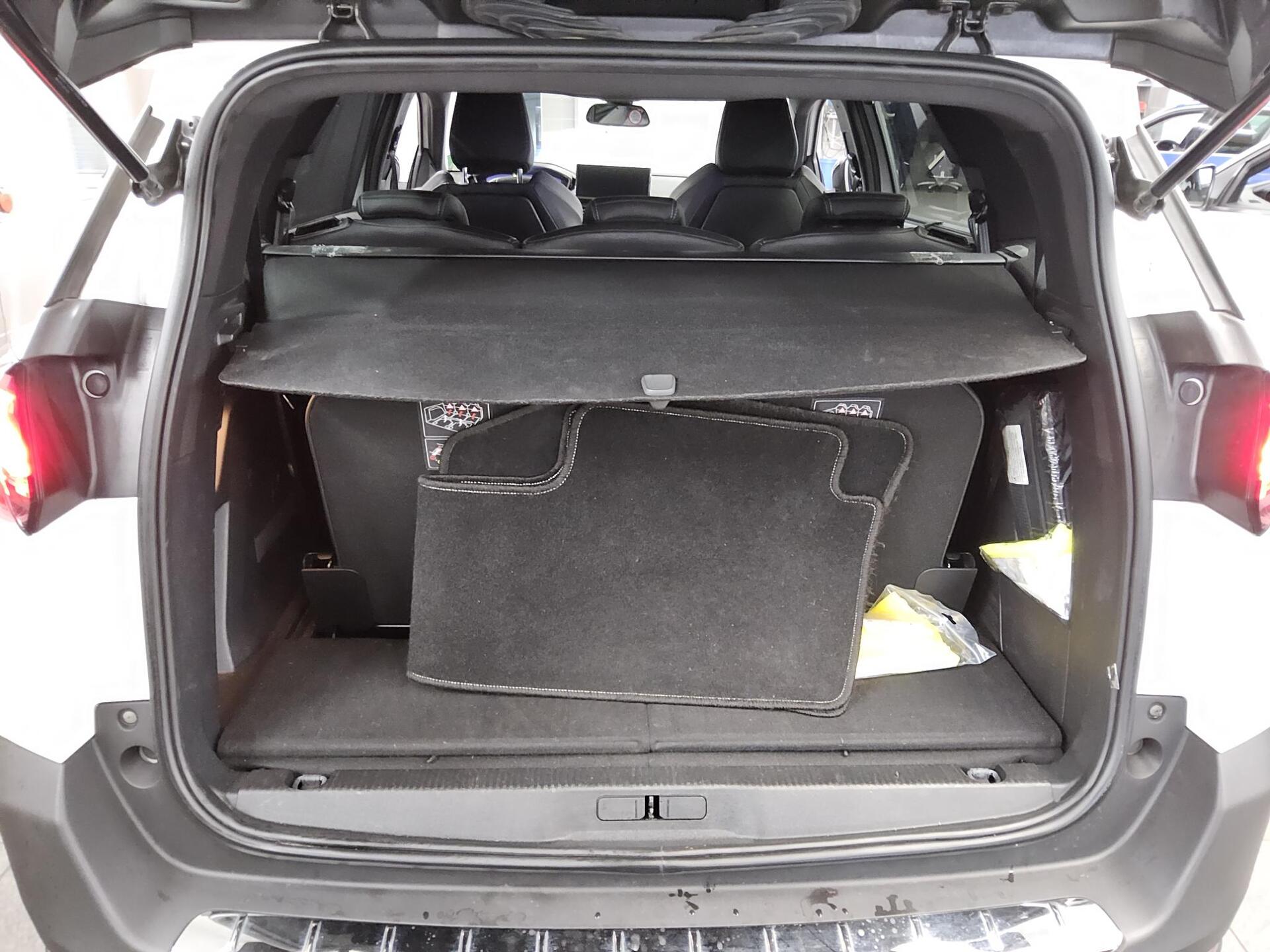 Peugeot 5008 1.2 PureTech Allure 7-Sitze Navi LED RFK 12