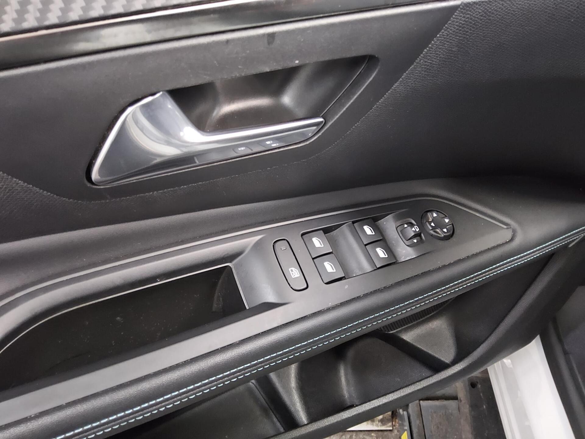 Peugeot 5008 1.2 PureTech Allure 7-Sitze Navi LED RFK 9