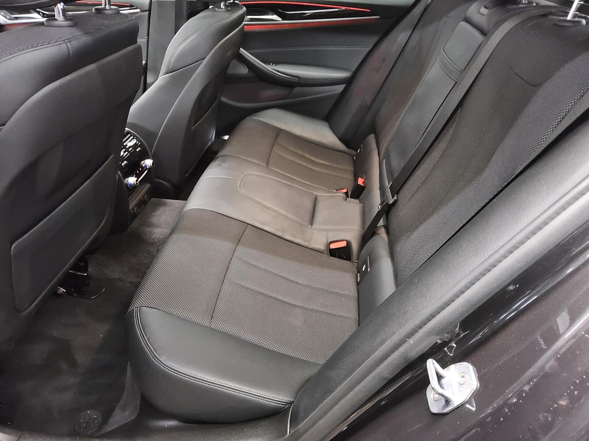 BMW 520dA Touring Sport-Line Navi LED Pano H-K 13